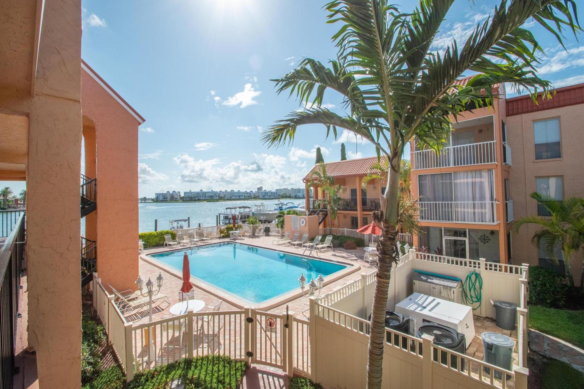 Holiday home Open - Updated, Beach, Cozy And Comfy, Gated Waterfront *