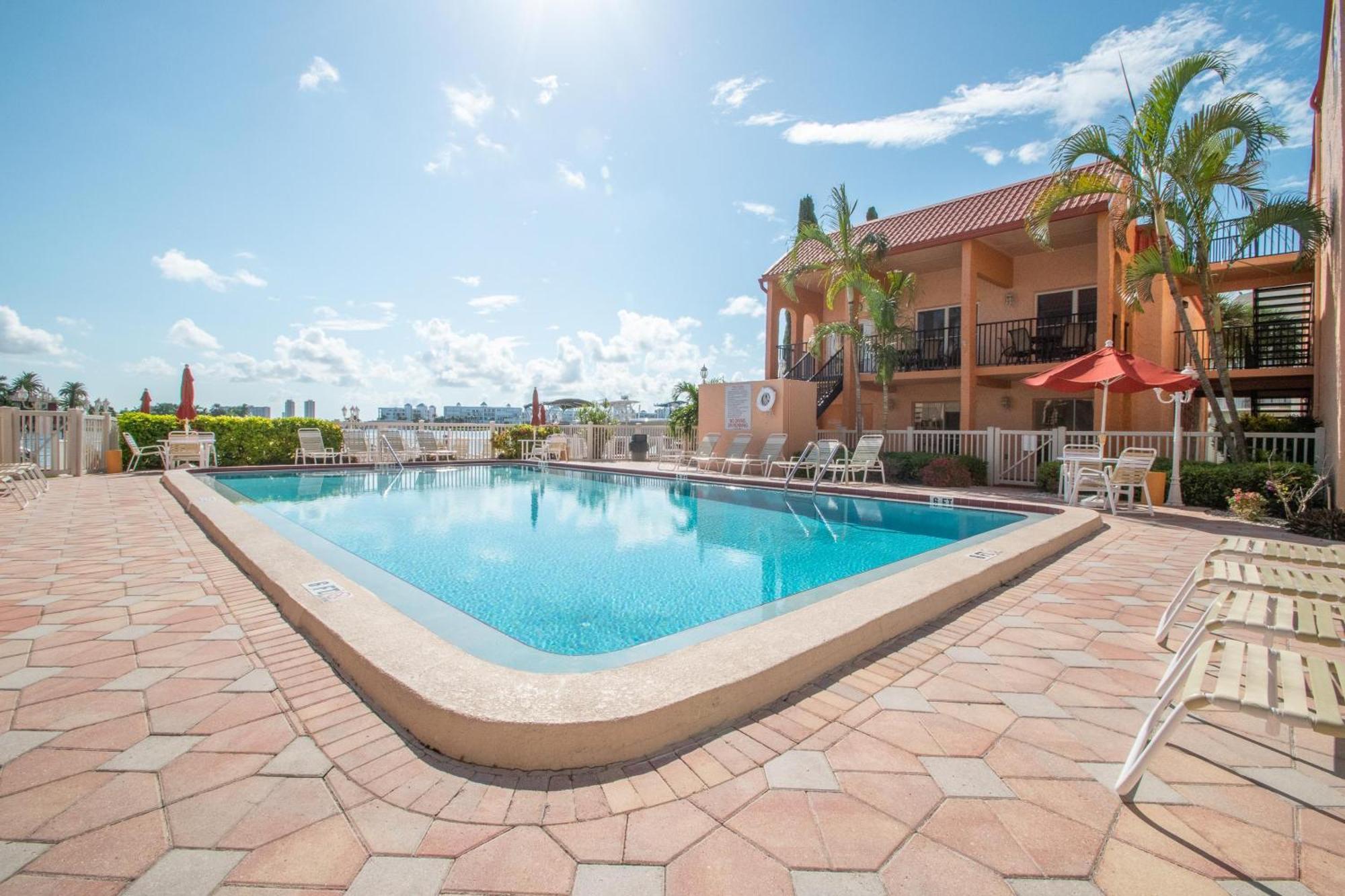 Open - Updated, Beach, Cozy And Comfy, Gated Waterfront Holiday home