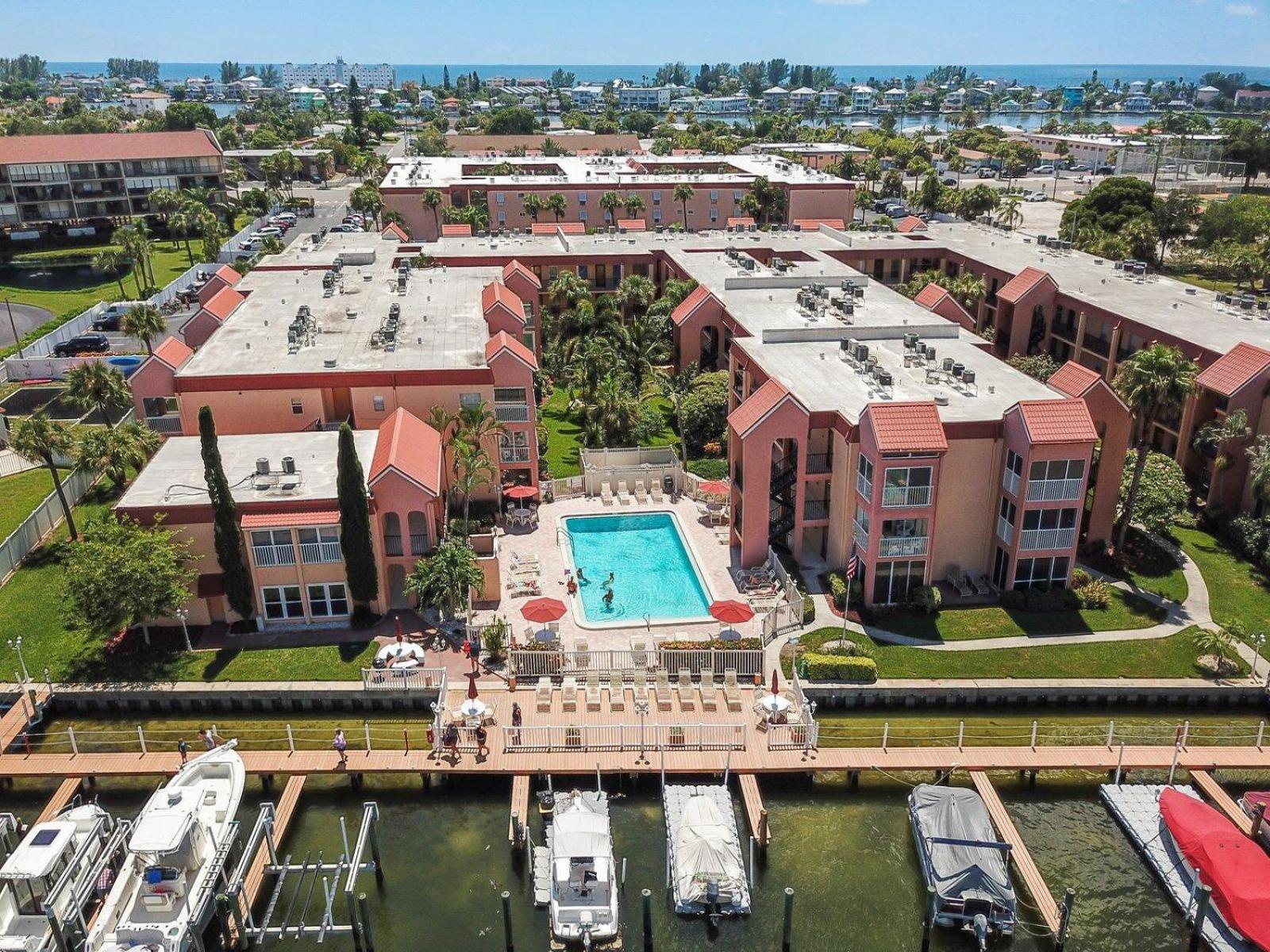 Open - Updated, Beach, Cozy And Comfy, Gated Waterfront Holiday home St. Pete Beach