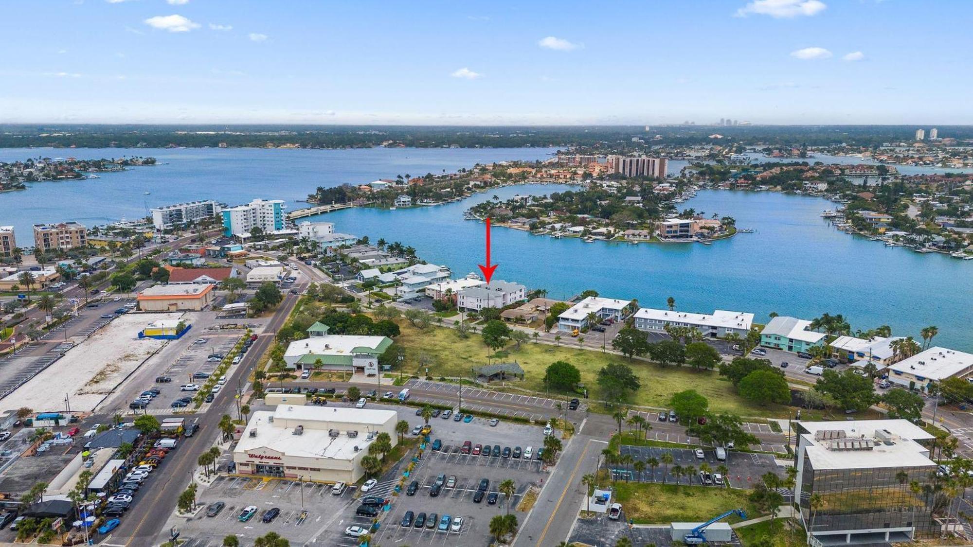 Holiday home Open - Waterfront - Pool/walk To Beach/dining/shops St. Pete Beach