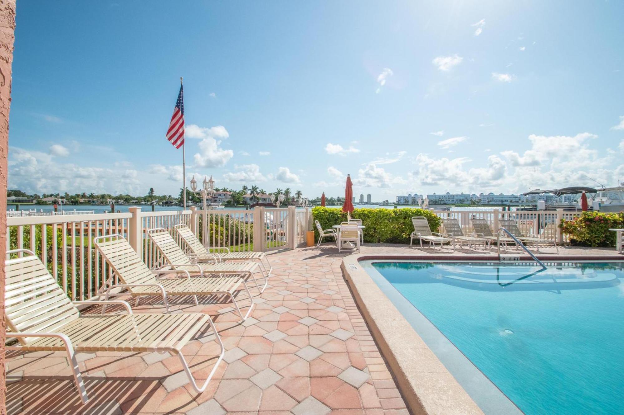 Open - Updated, Beach, Cozy And Comfy, Gated Waterfront Holiday home