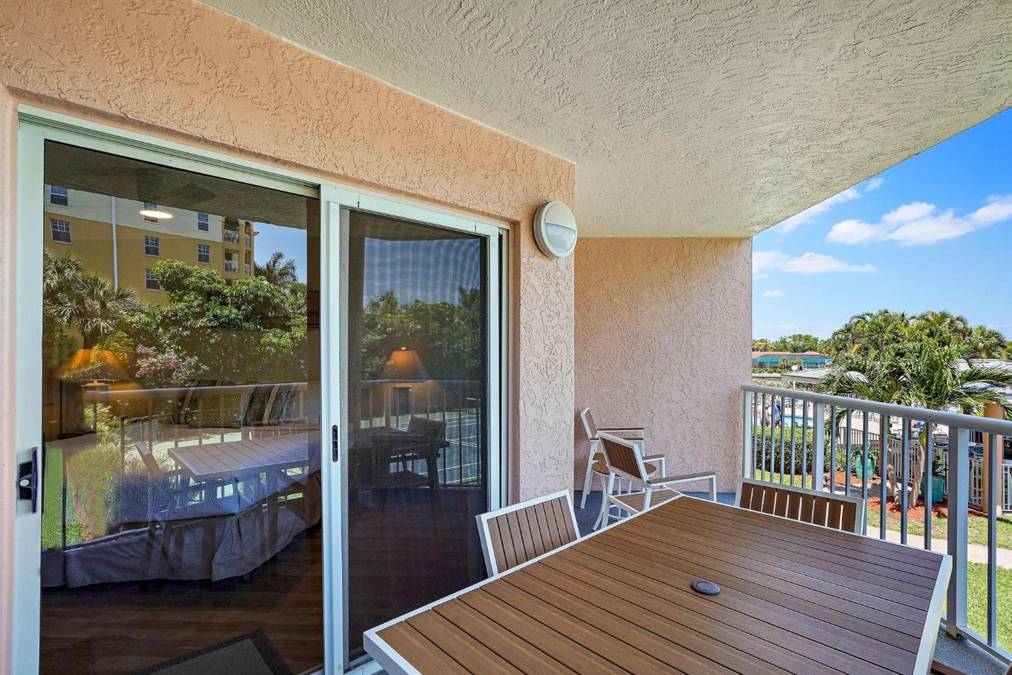 Open - New Owner-renovation/location/walk To Holiday home *