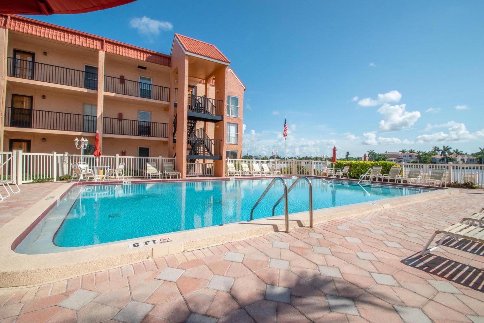 Holiday home Open - Updated, Beach, Cozy And Comfy, Gated Waterfront *