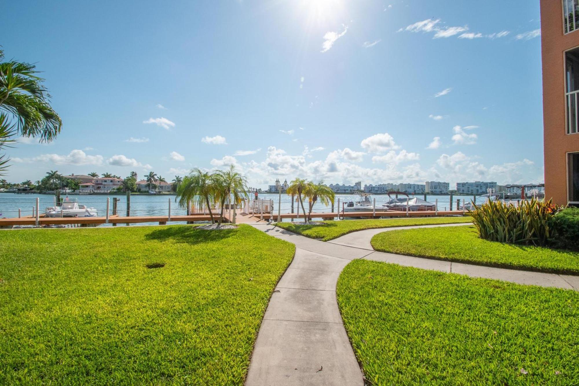 Open - Updated, Beach, Cozy And Comfy, Gated Waterfront *