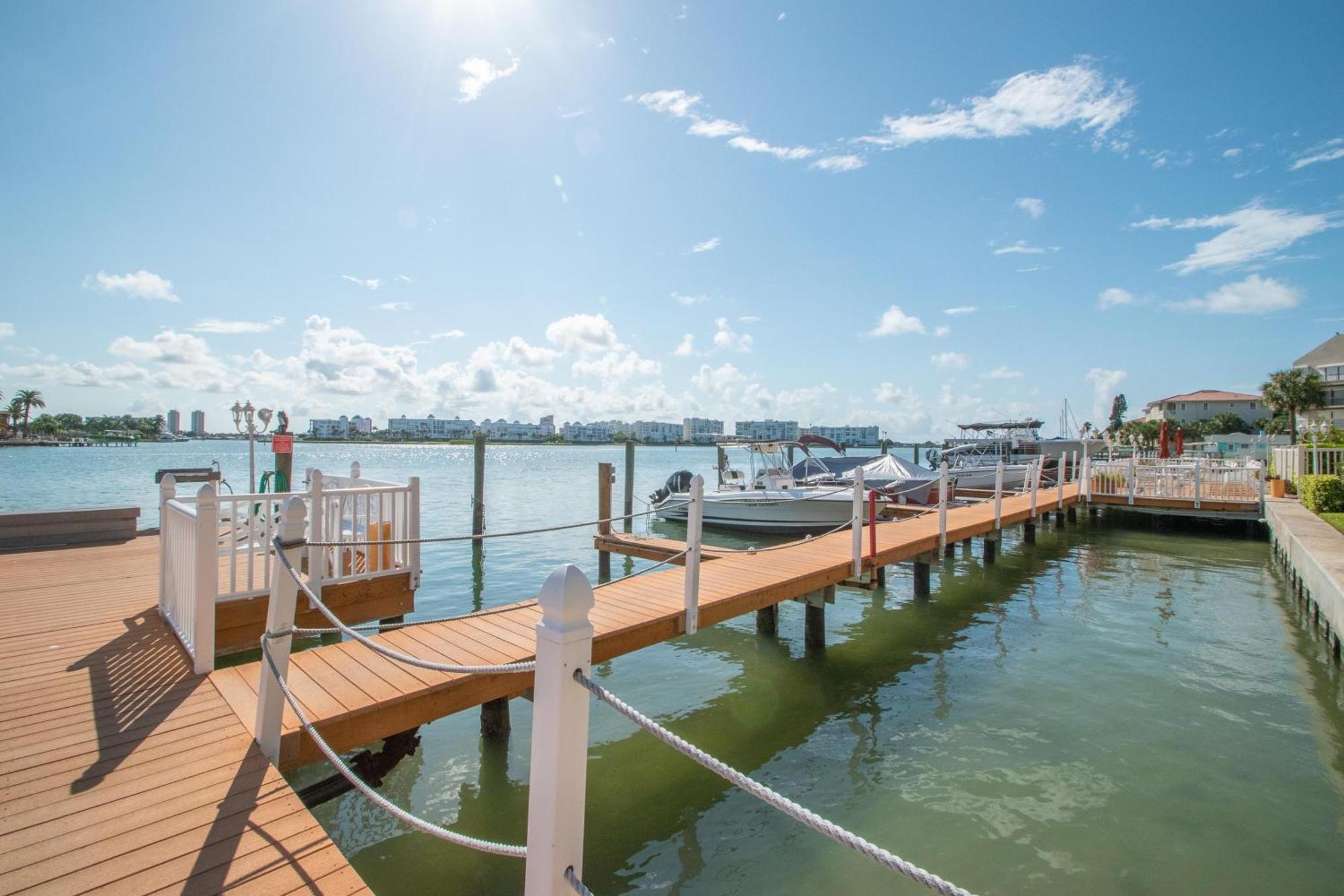 Open - Updated, Beach, Cozy And Comfy, Gated Waterfront Holiday home *