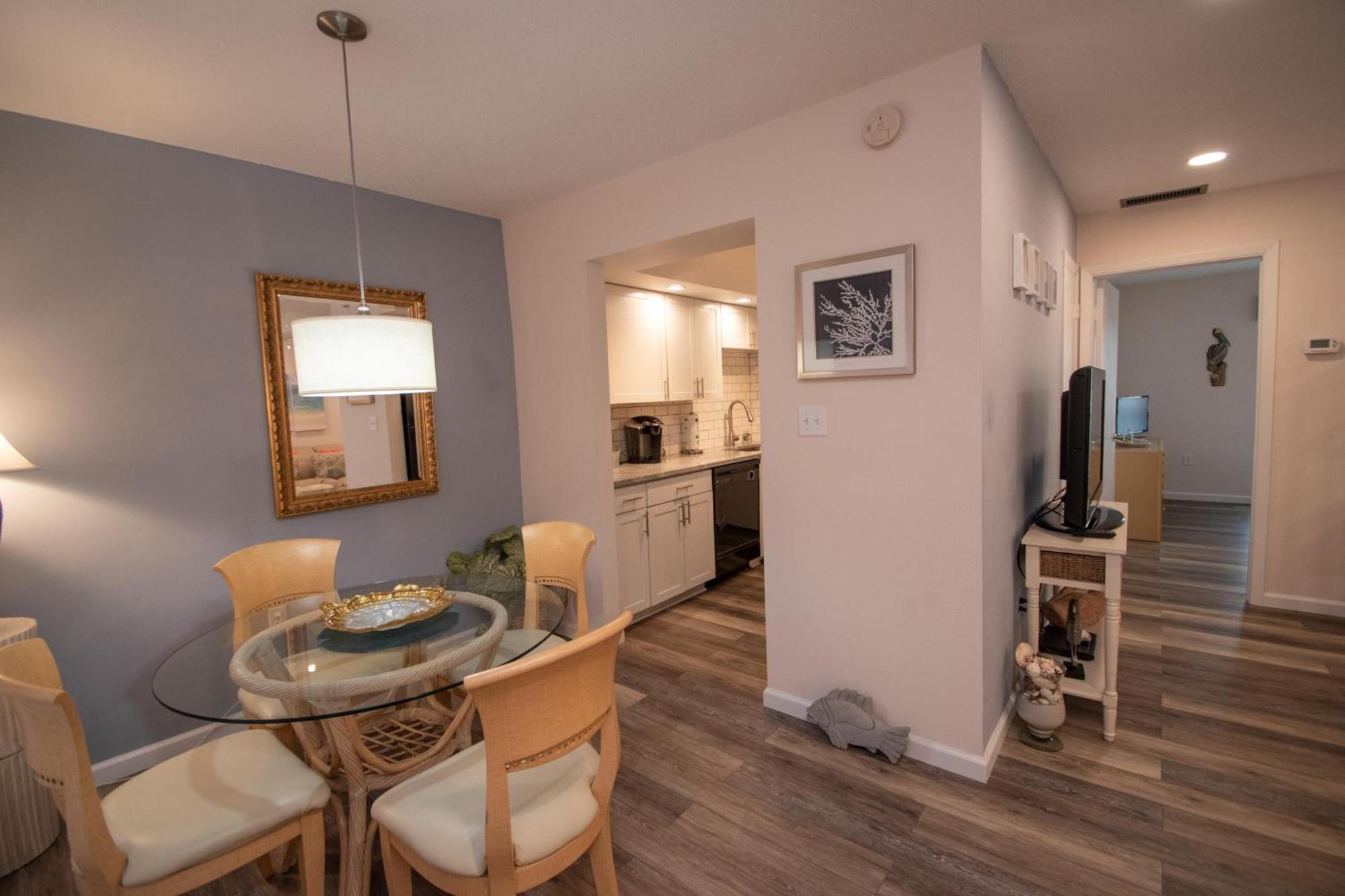 Open - Updated, Beach, Cozy And Comfy, Gated Waterfront Holiday home St. Pete Beach