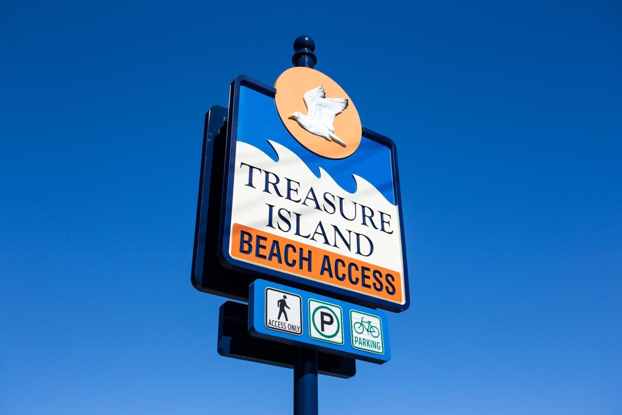 Holiday home Open - Waterfront - Pool/walk To Beach/dining/shops