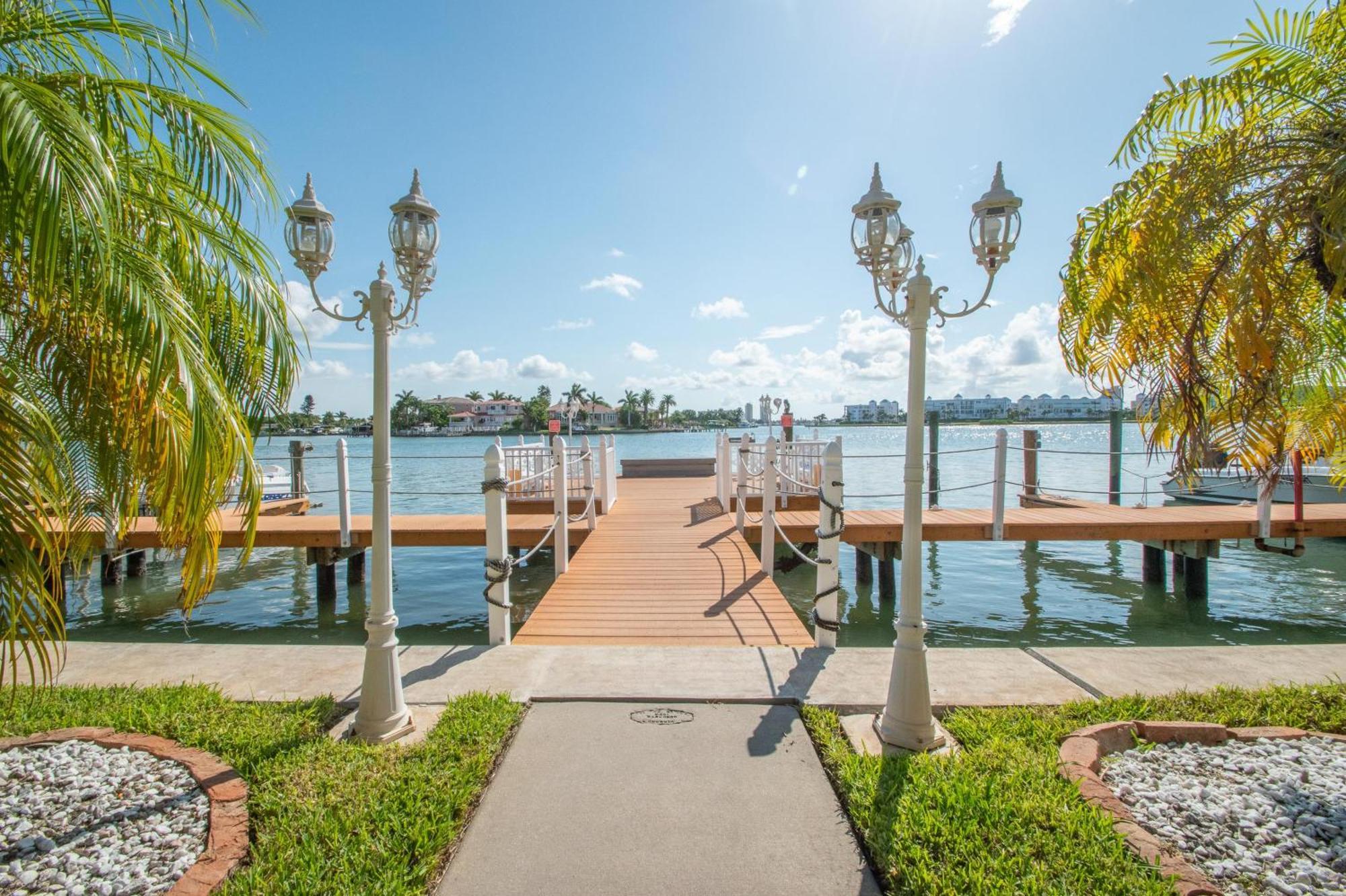 Open - Updated, Beach, Cozy And Comfy, Gated Waterfront Holiday home *