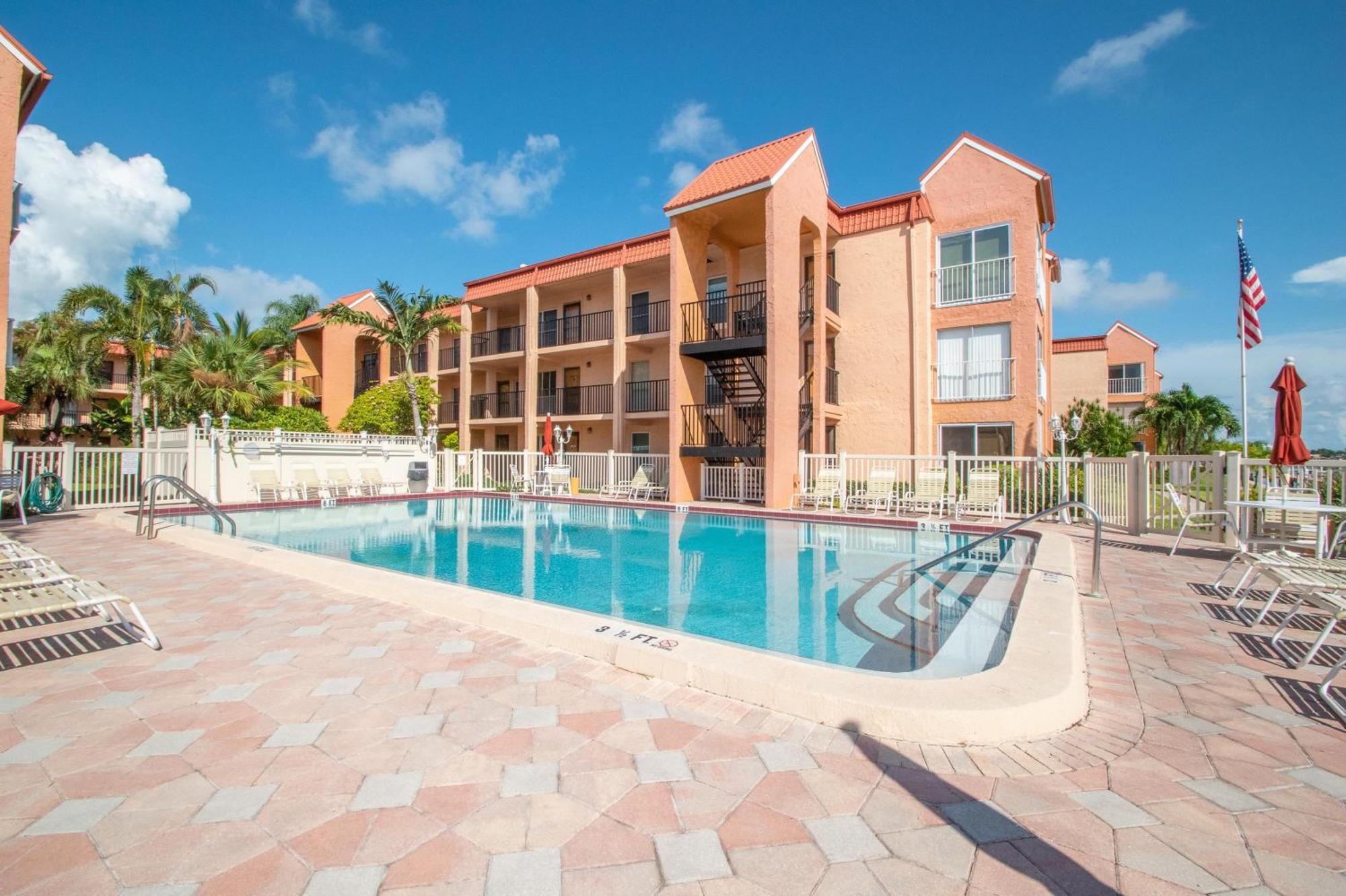 Open - Updated, Beach, Cozy And Comfy, Gated Waterfront St. Pete Beach