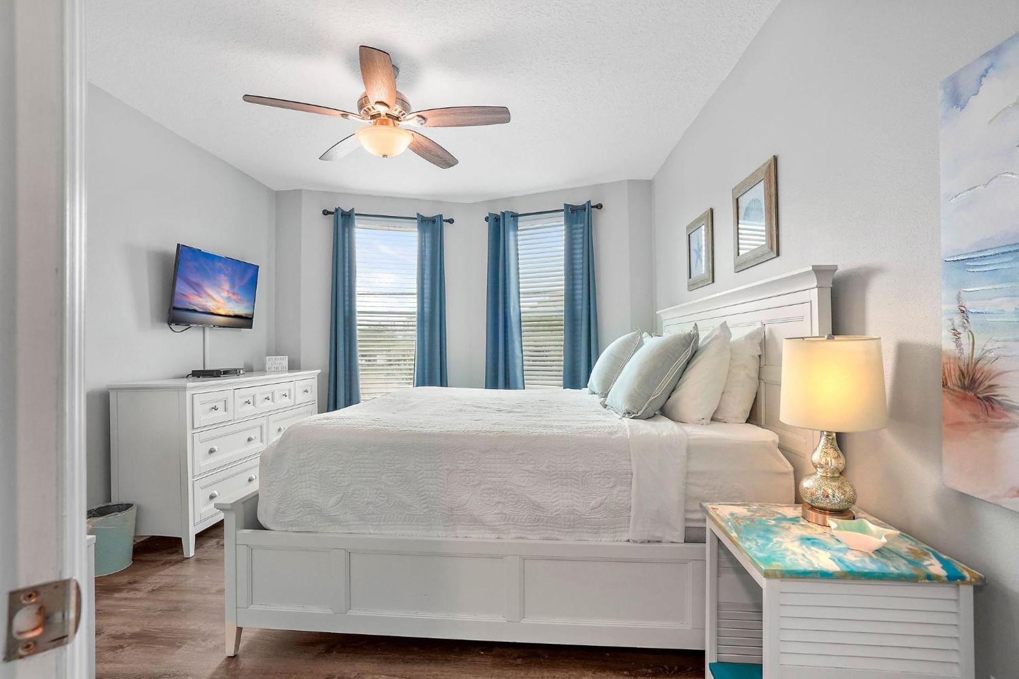 Open - Waterfront - Pool/walk To Beach/dining/shops * St. Pete Beach