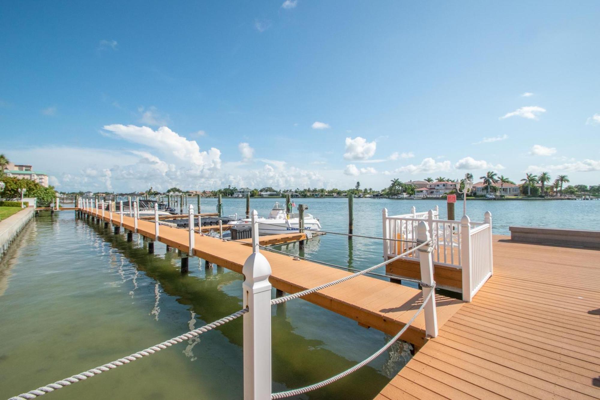 Open - Updated, Beach, Cozy And Comfy, Gated Waterfront Holiday home St. Pete Beach