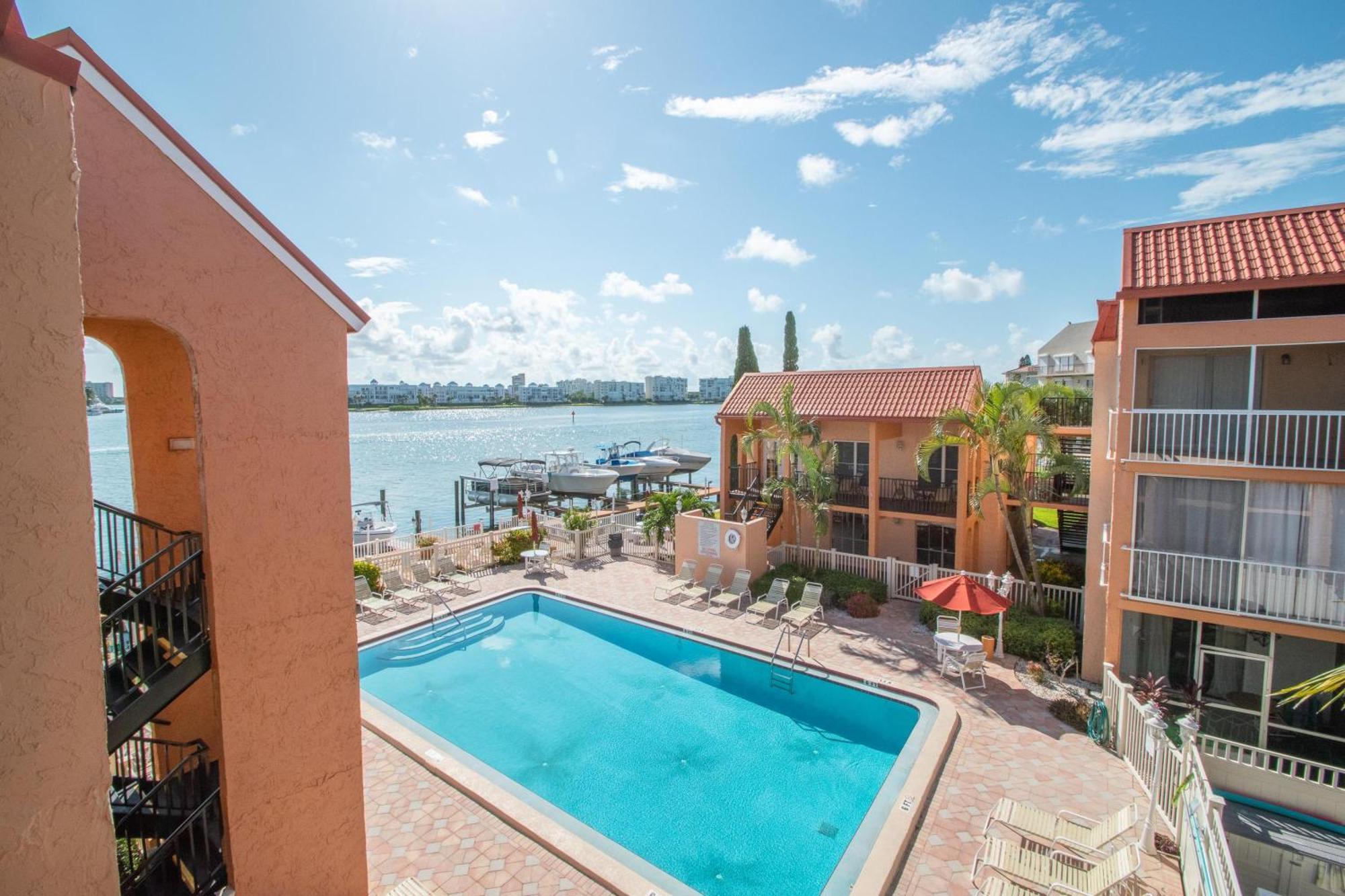 Holiday home Open - Updated, Beach, Cozy And Comfy, Gated Waterfront *