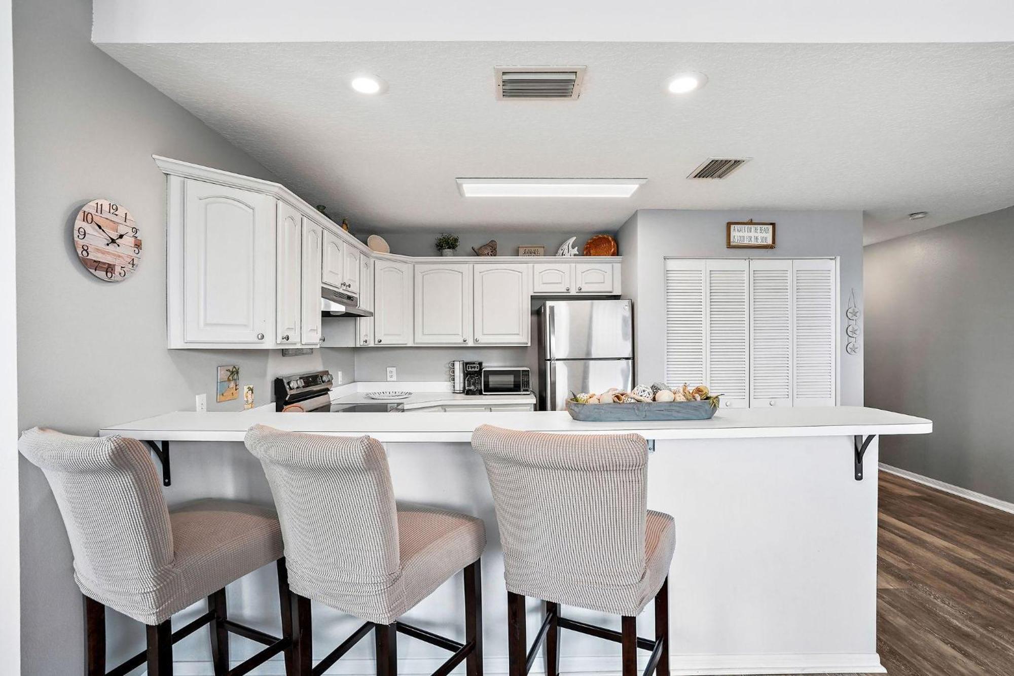 Open - Waterfront - Pool/walk To Beach/dining/shops * St. Pete Beach