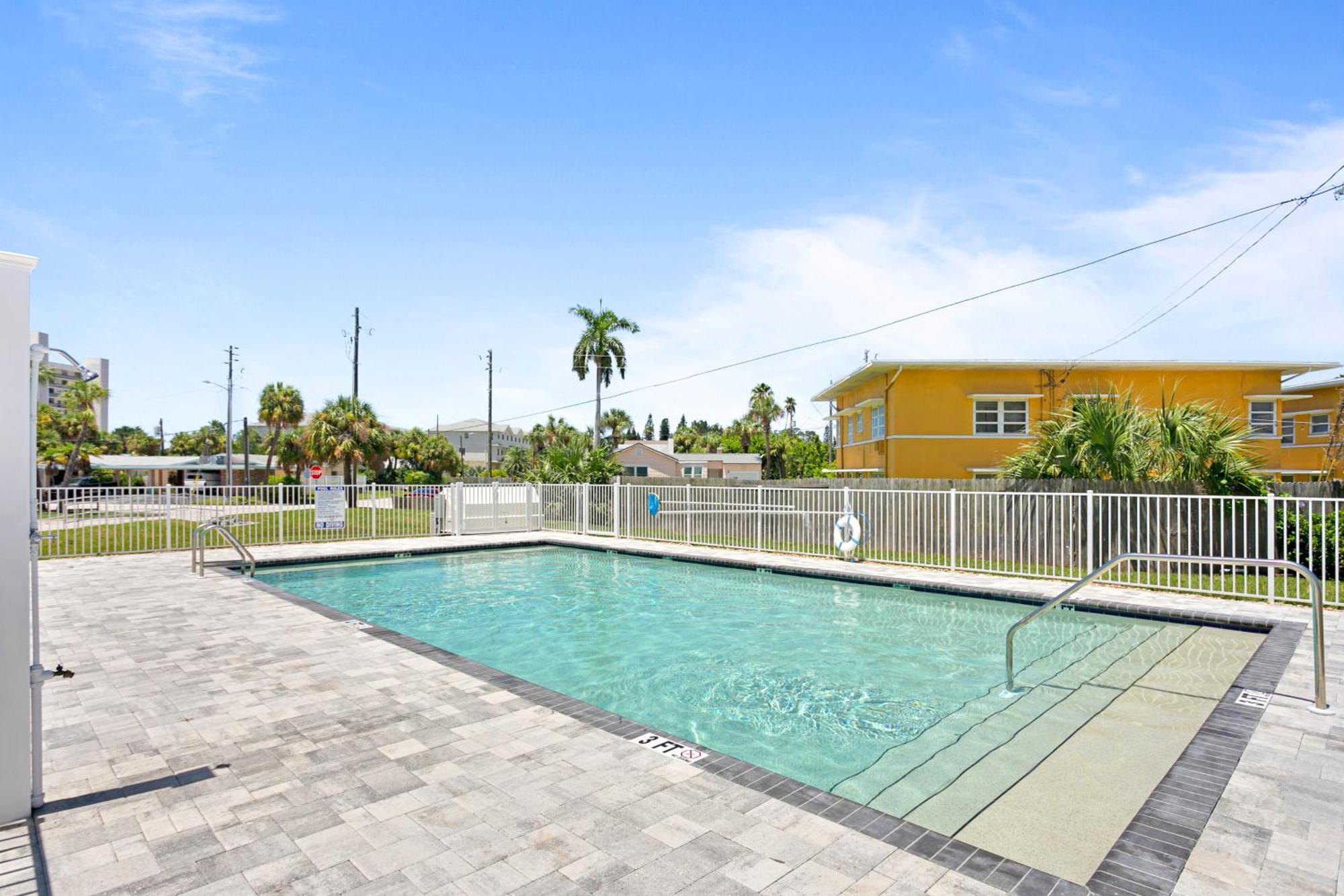 Mad Hideaway * St. Pete Beach