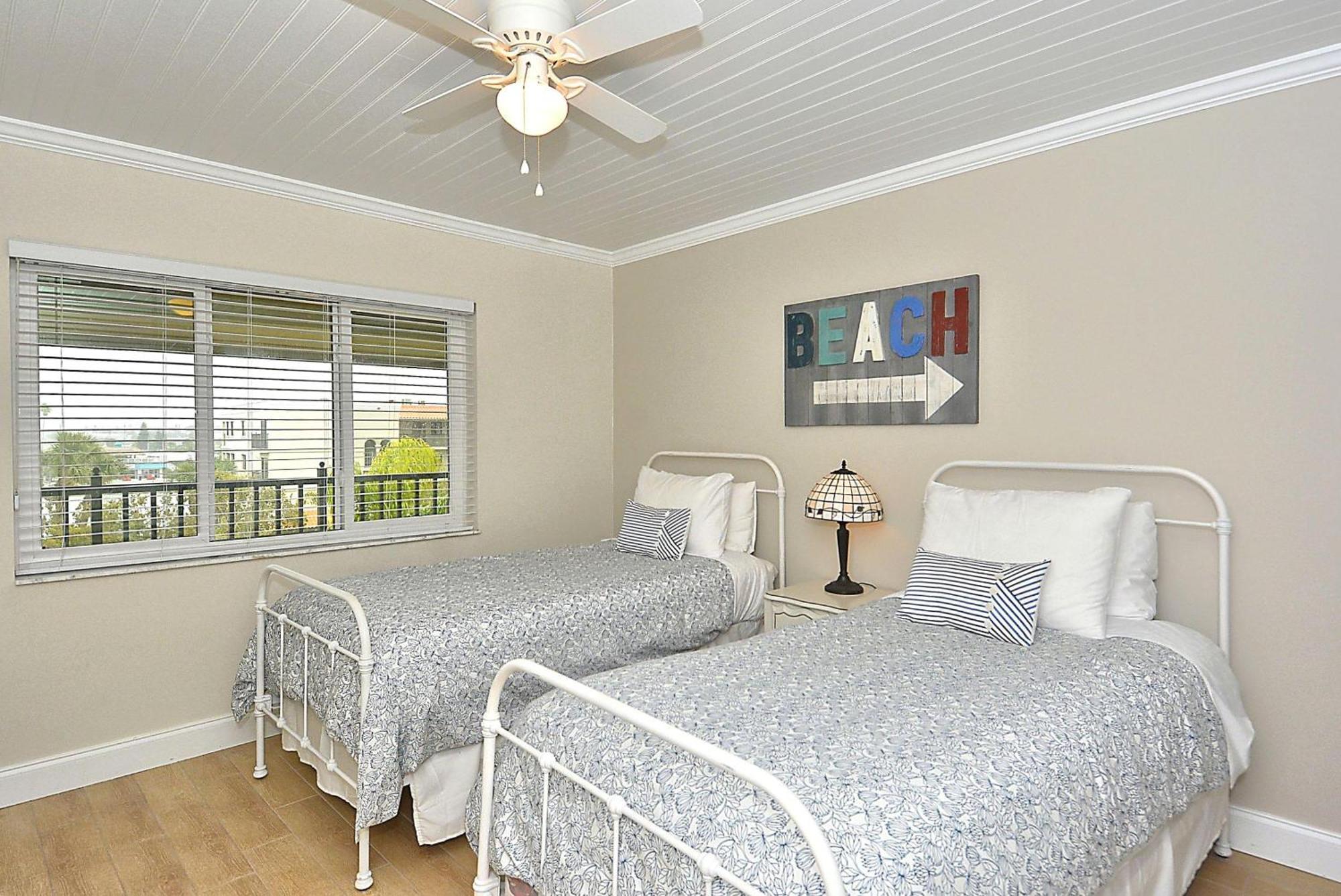 Land's End 8-403 Front - Premier St. Pete Beach