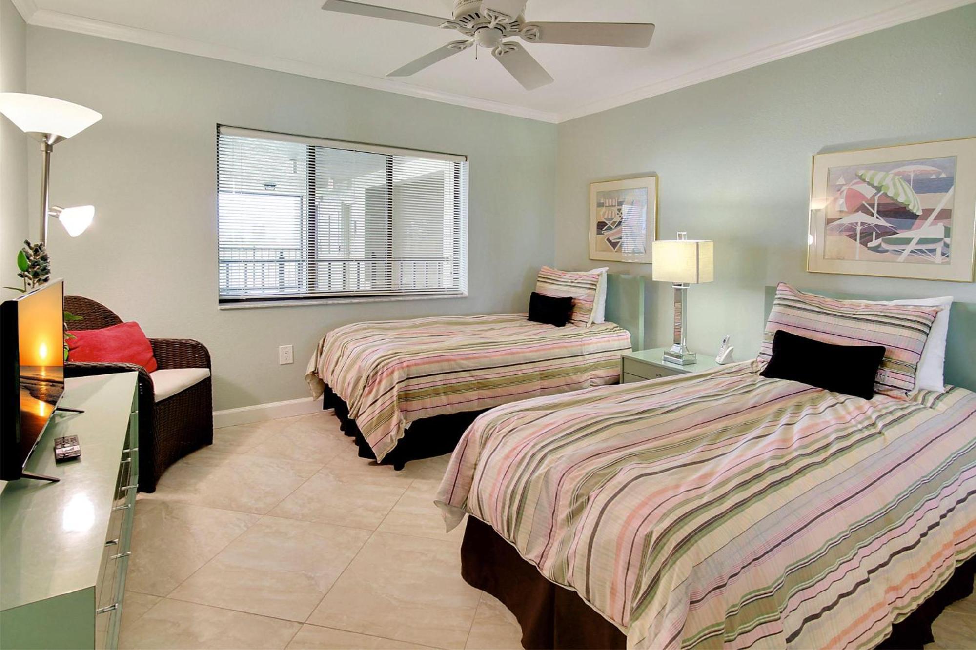 Land's End 11-406 Front - Premier St. Pete Beach
