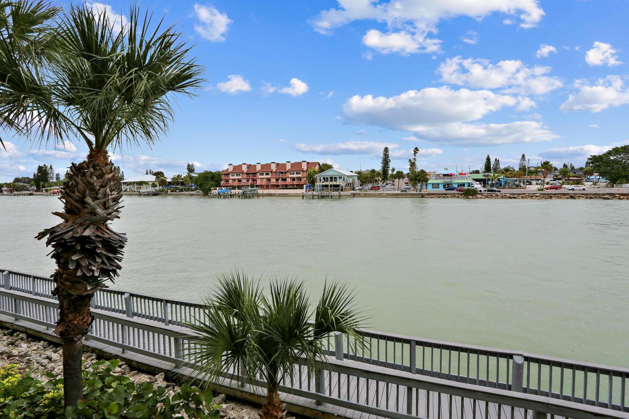 Land's End 4-202 Bay Front - Premier Holiday home St. Pete Beach