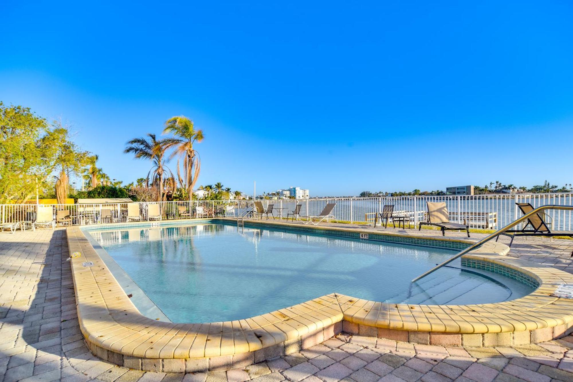 Short Walk To Bay And Ocean Treasure Island Apartment