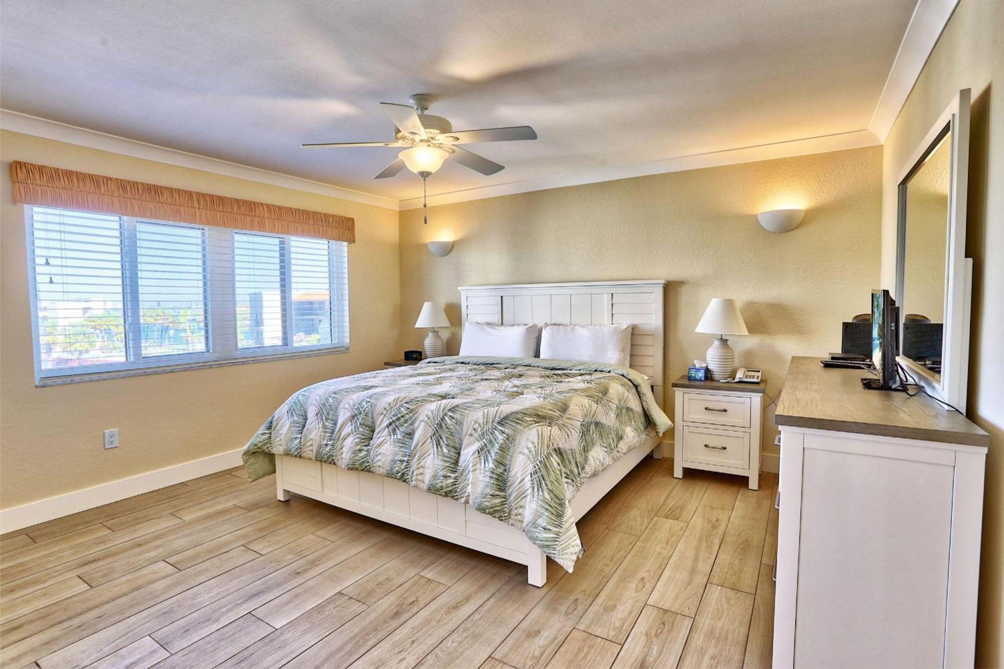 Land's End 7-406 Front - Premier * St. Pete Beach