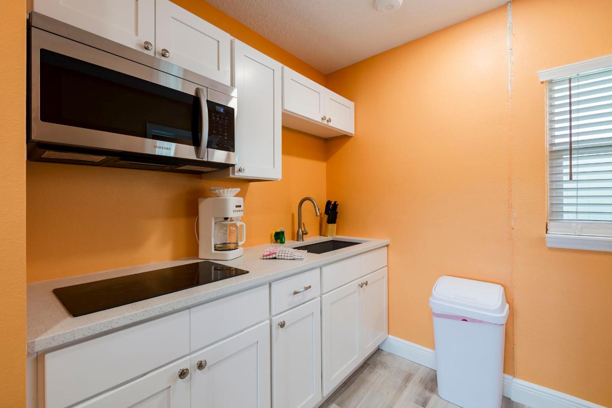 The Lofts At St Pete Motel *