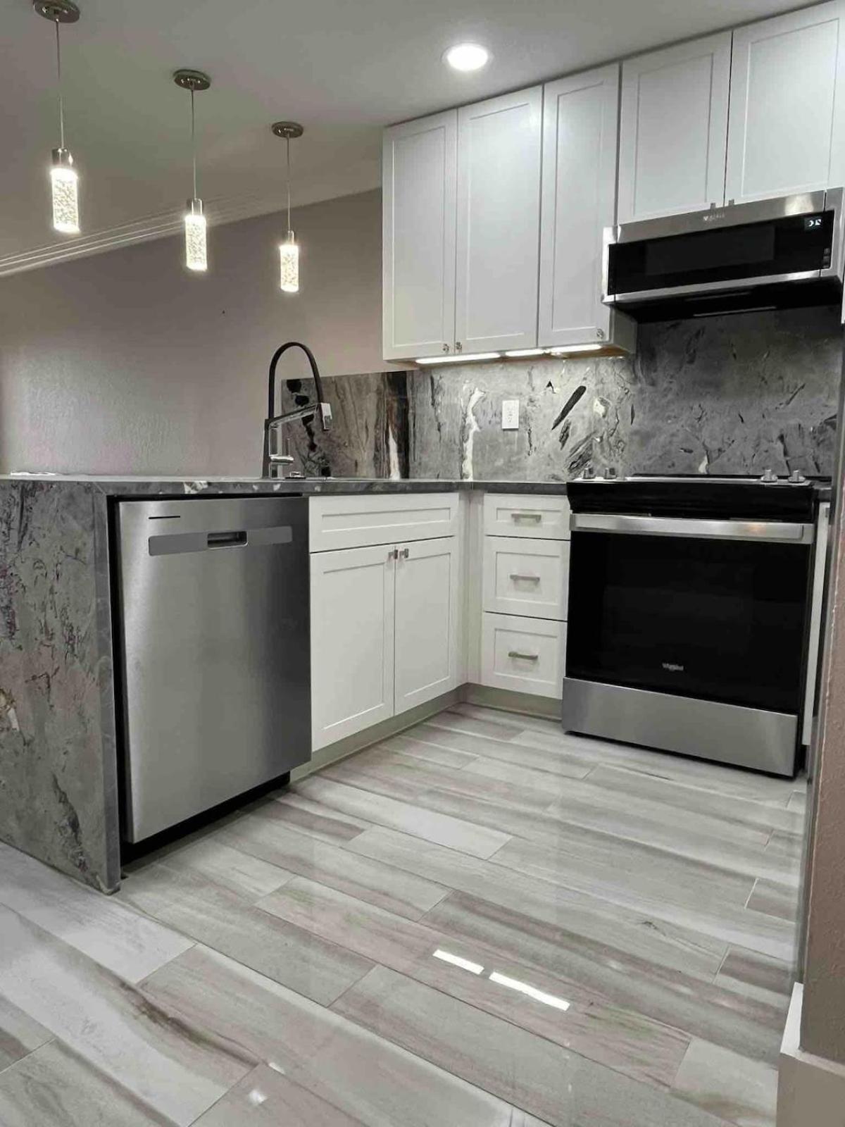 Private Just Steps To Beach! 4 Apartment St. Pete Beach