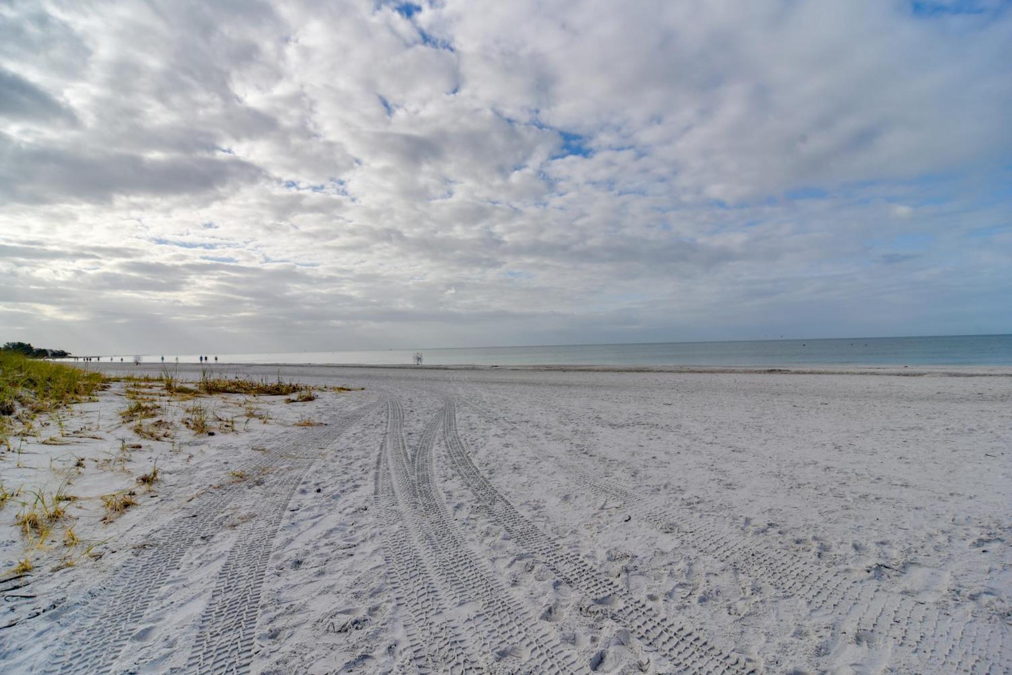 With Community Pool - Walk To Madeira Beach!