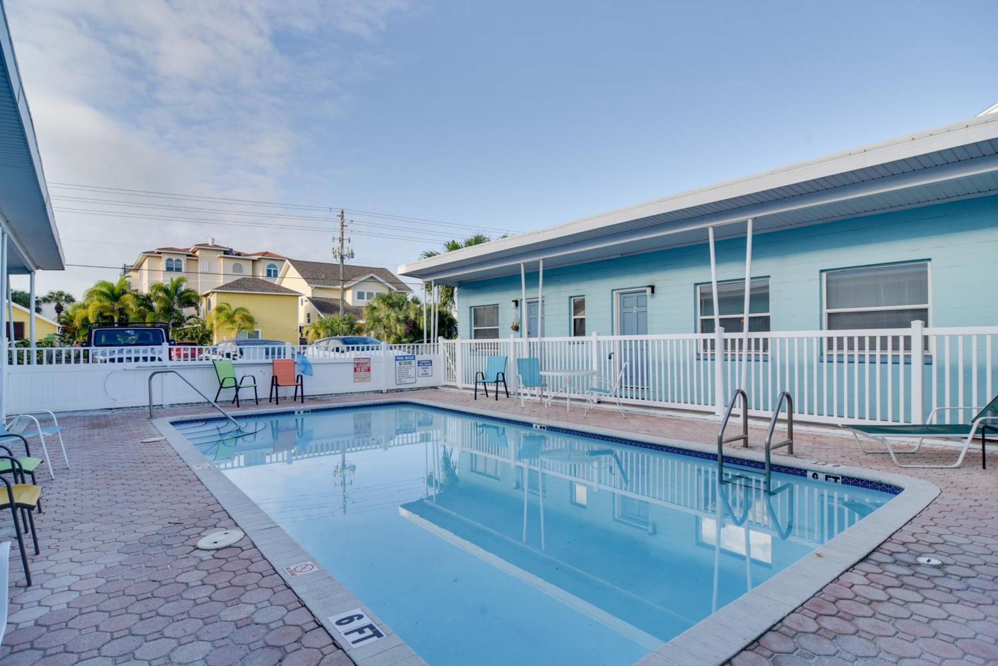 Apartment With Community Pool - Walk To Madeira Beach!