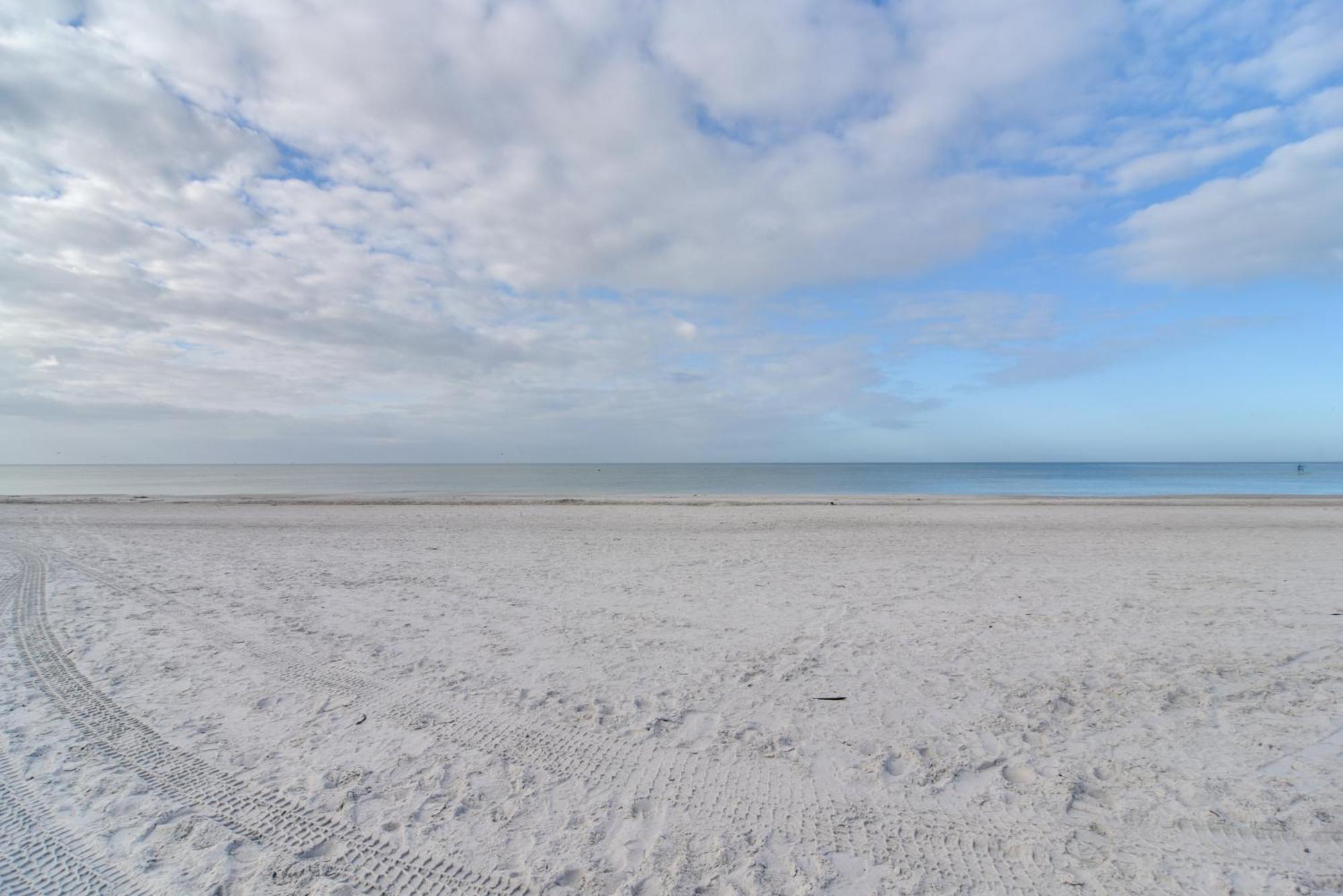 With Community Pool - Walk To Madeira Beach! Apartment *