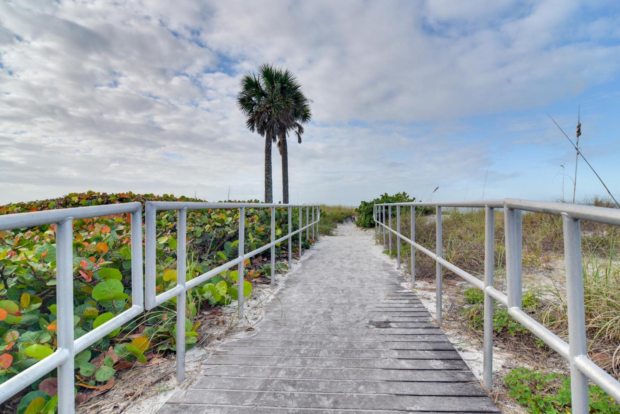 Apartment With Community Pool - Walk To Madeira Beach! St. Pete Beach