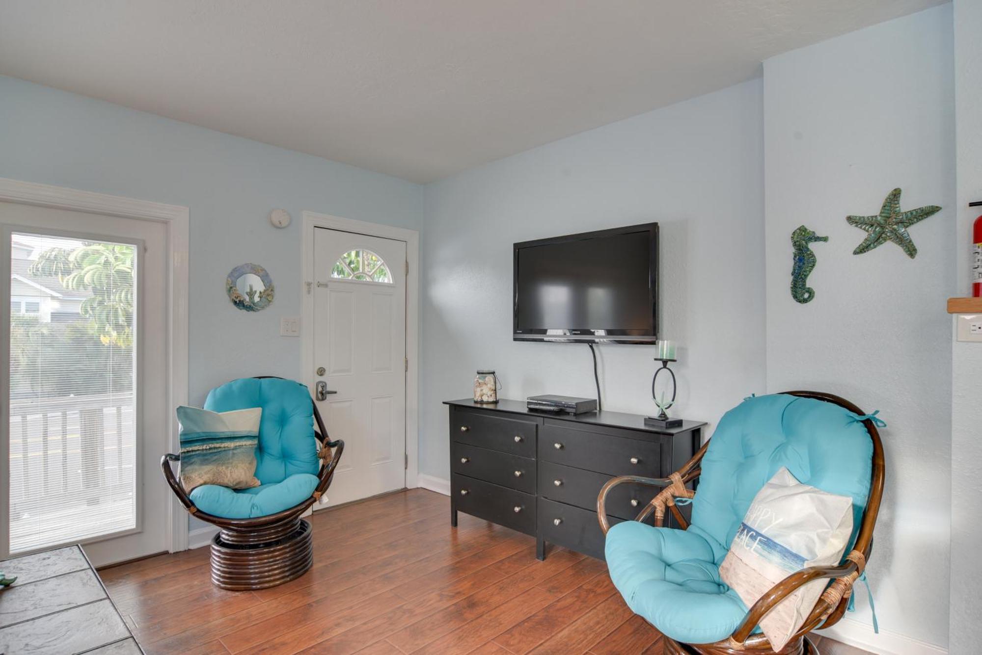 With Community Pool - Walk To Madeira Beach! *