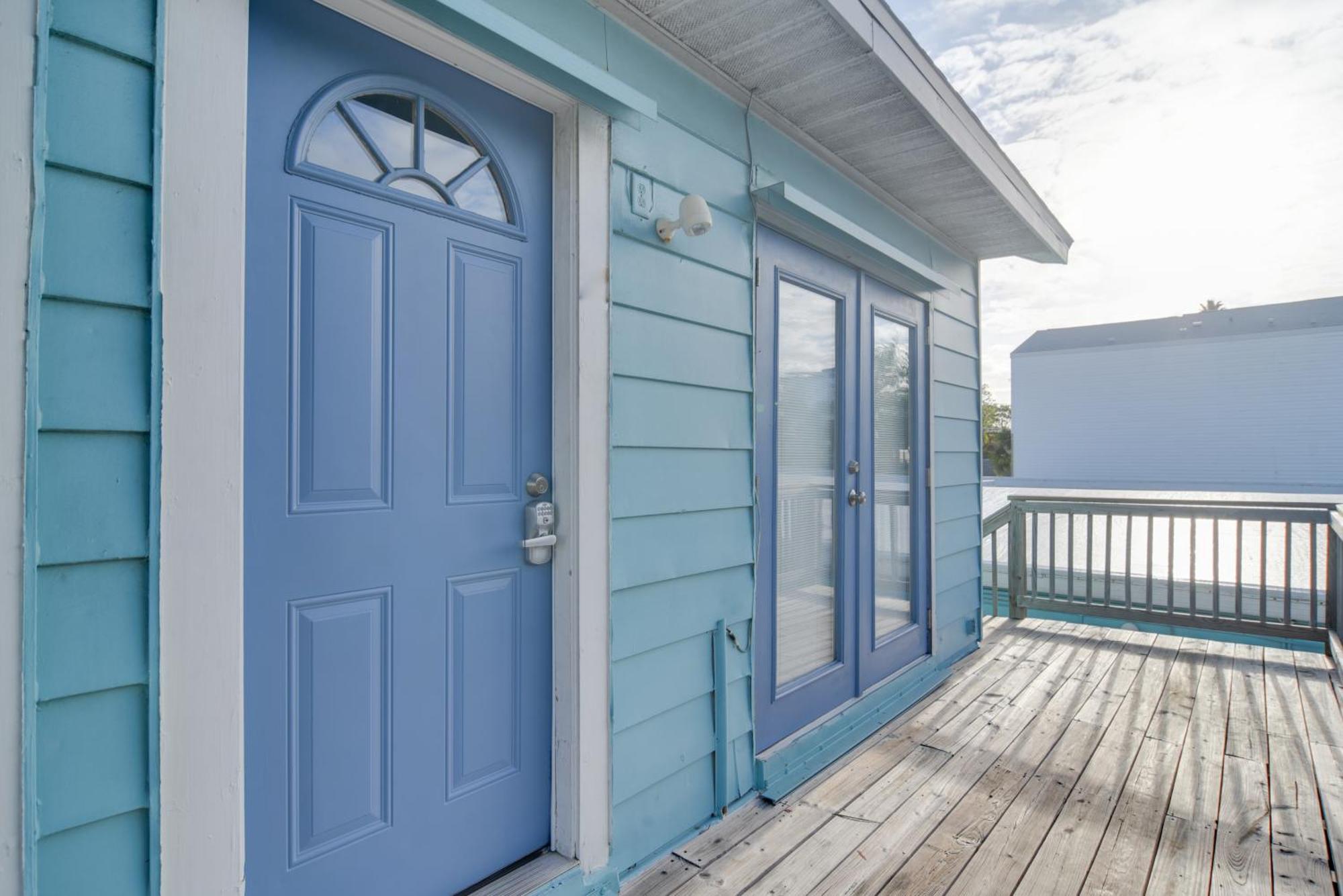 With Community Pool - Walk To Madeira Beach! Apartment *