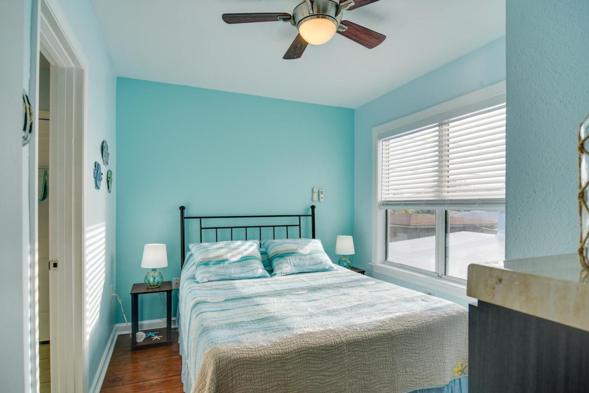 Apartment With Community Pool - Walk To Madeira Beach! *
