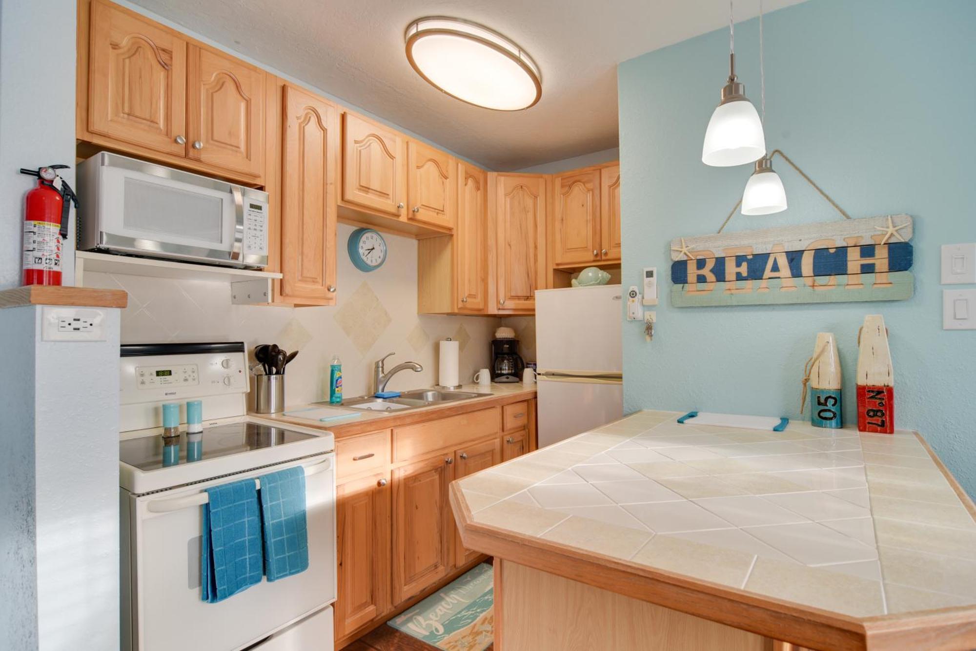 Apartment With Community Pool - Walk To Madeira Beach! St. Pete Beach
