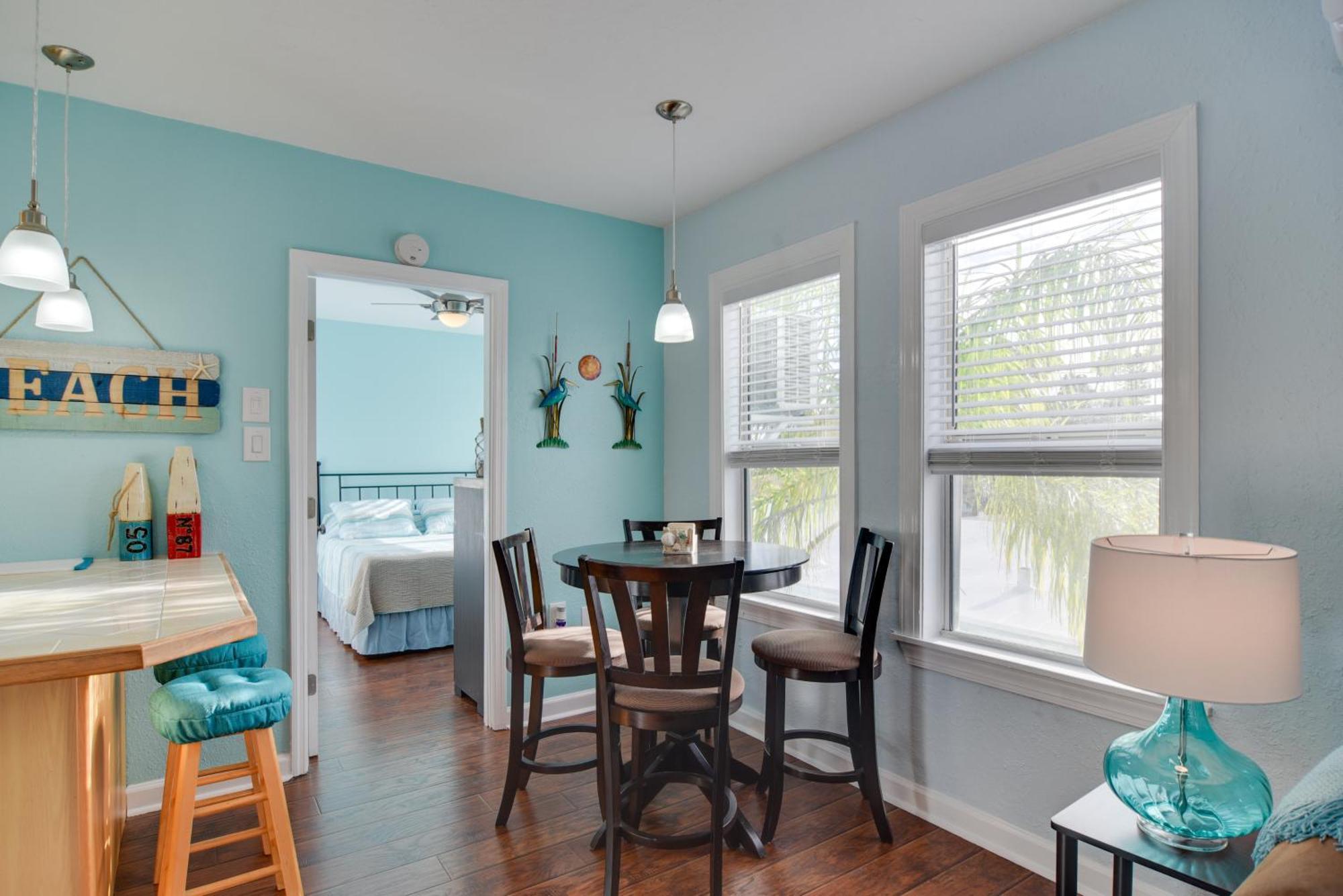 Apartment With Community Pool - Walk To Madeira Beach! St. Pete Beach