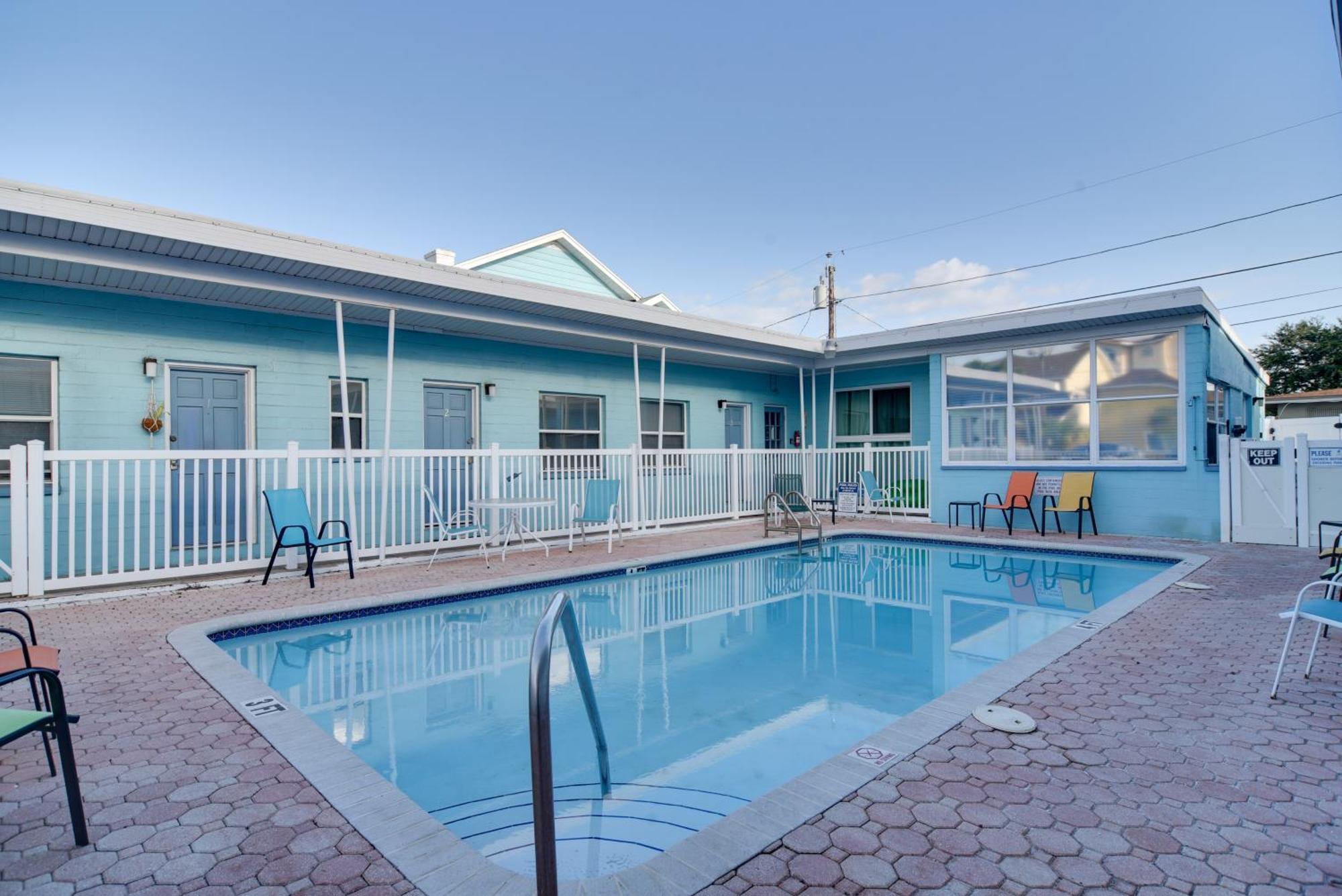 Apartment With Community Pool - Walk To Madeira Beach!