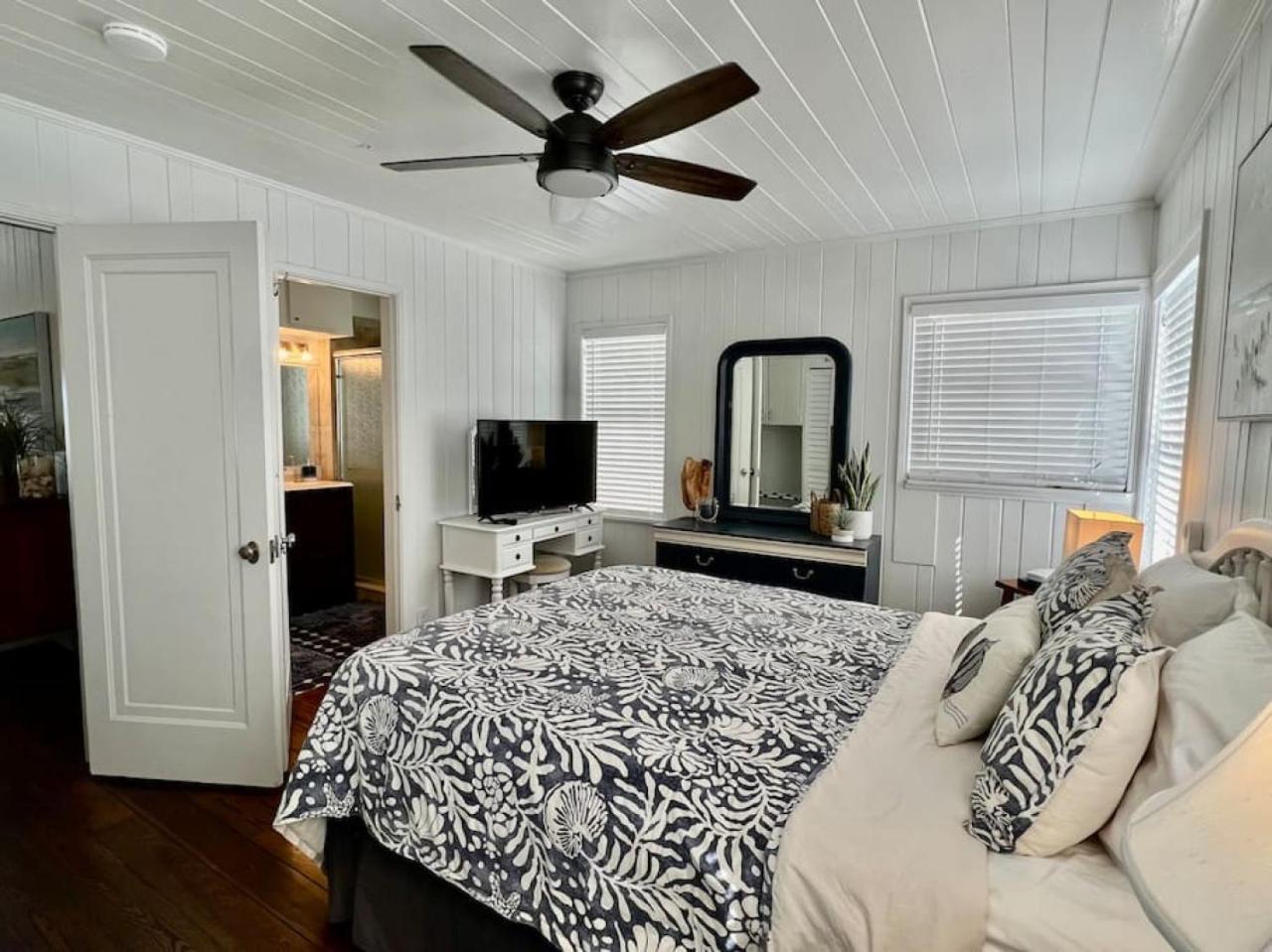 Beachfront- Quaint Front House Pass A Grille * St. Pete Beach
