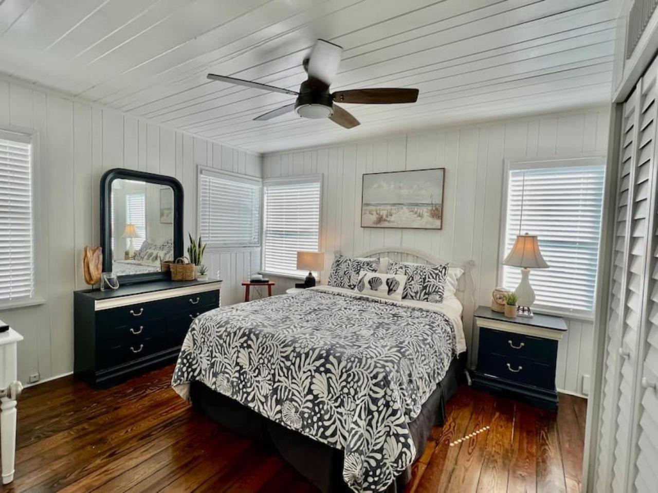 Beachfront- Quaint Front House Pass A Grille St. Pete Beach