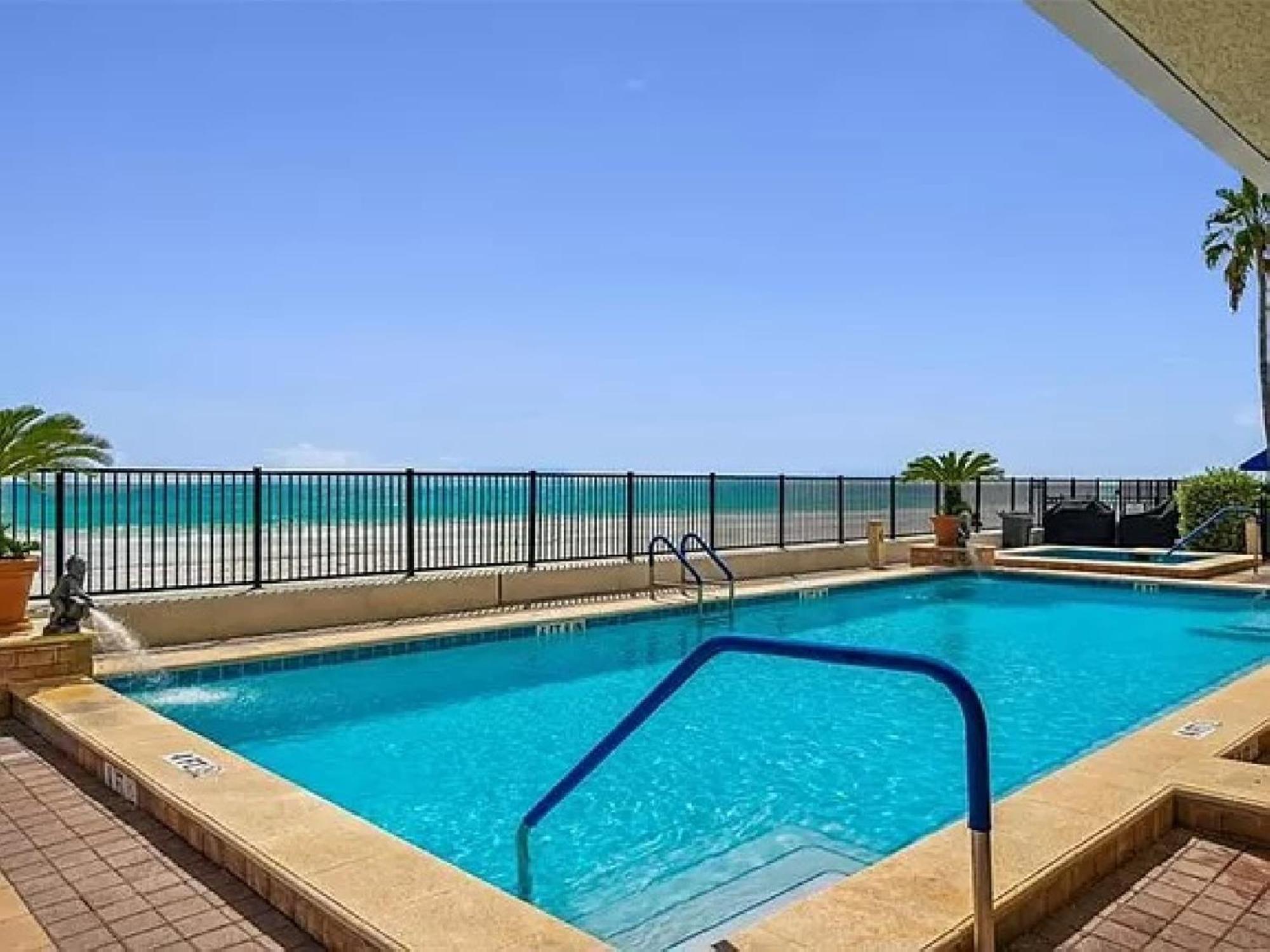 Relaxing Beachfront In North Redington Apartment