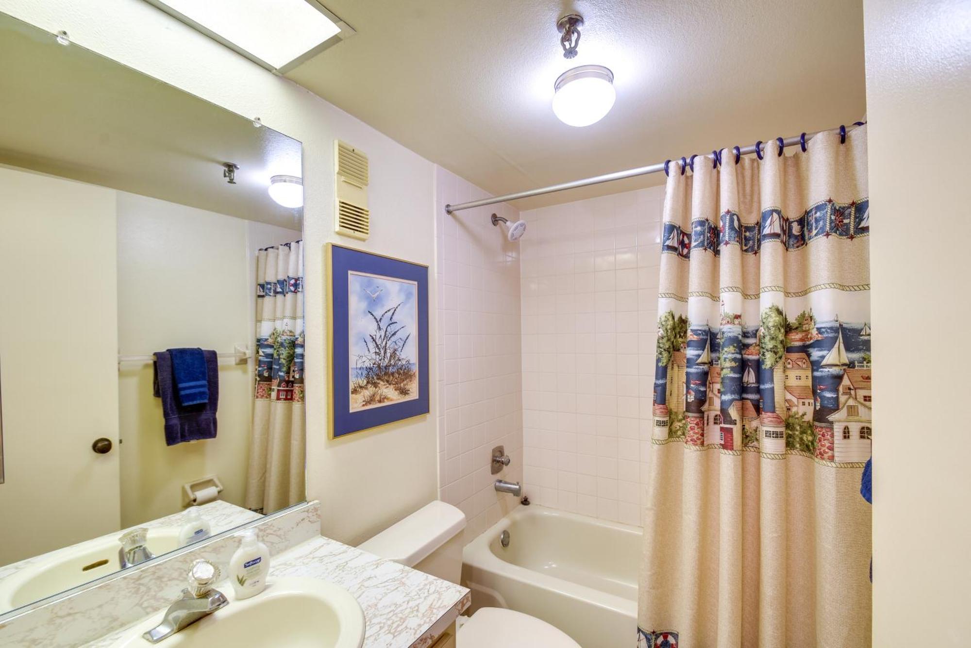 Coastal With Balcony Walk To Madeira Beach! Apartment St. Pete Beach