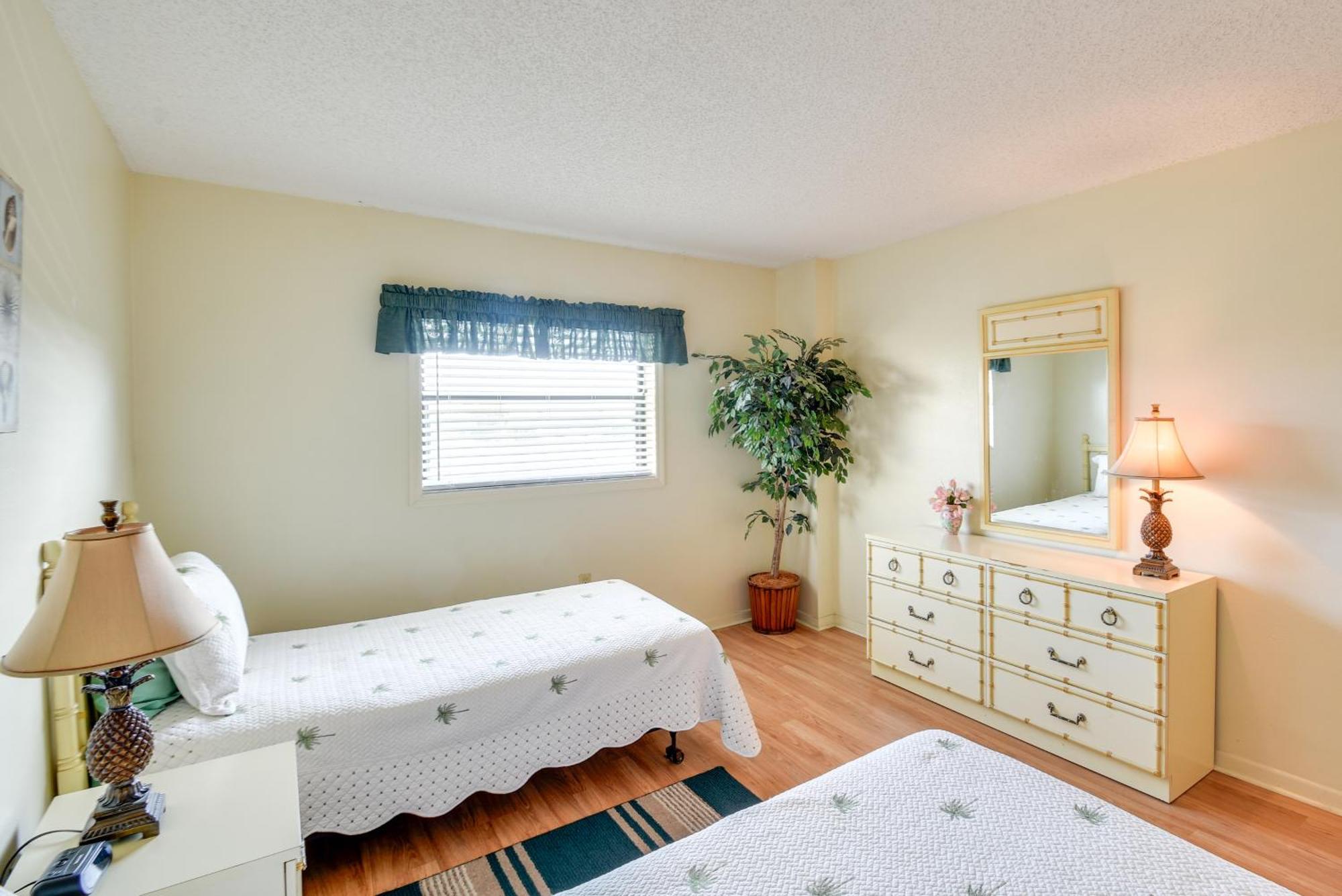 Apartment Coastal With Balcony Walk To Madeira Beach! *