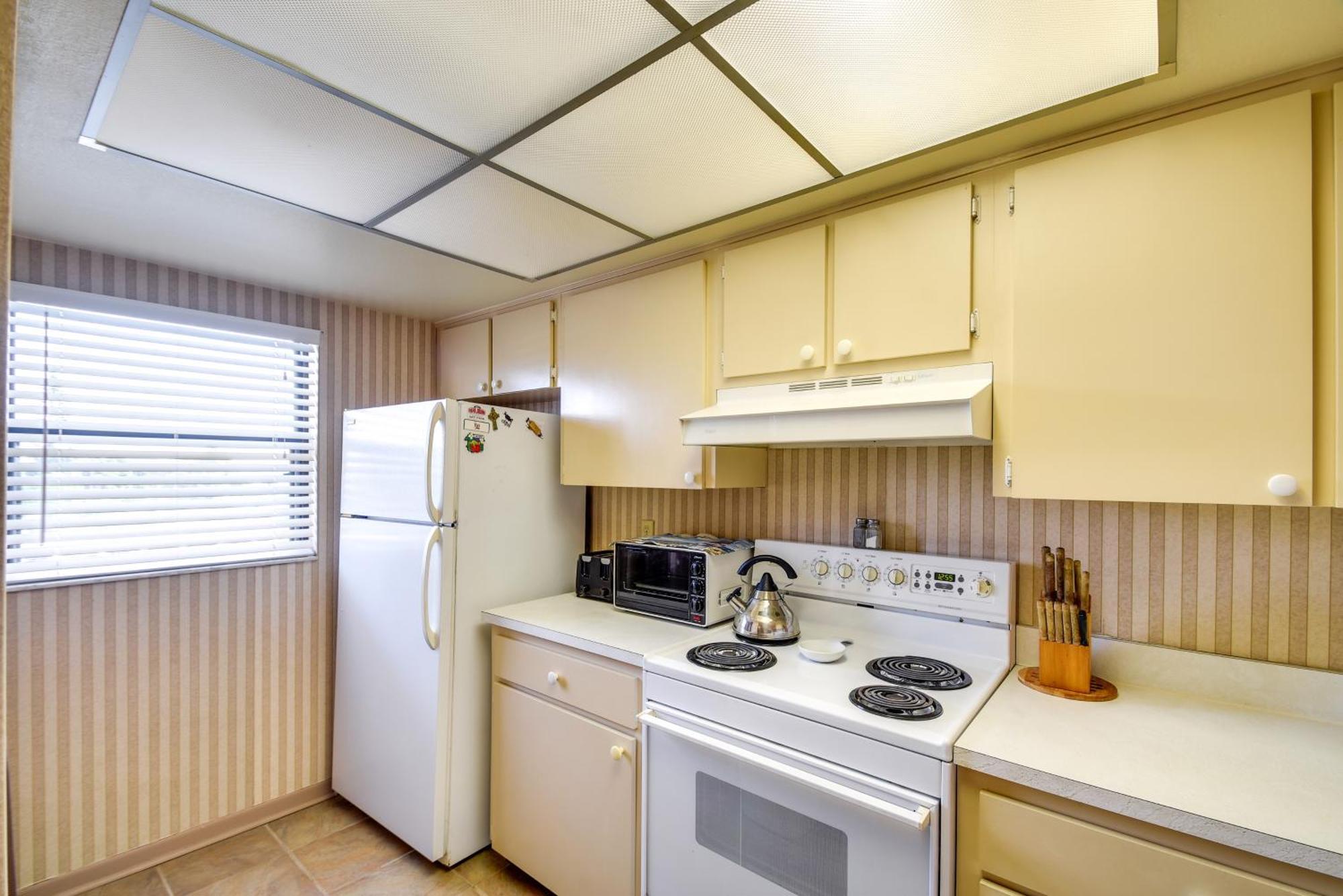 Apartment Coastal With Balcony Walk To Madeira Beach! St. Pete Beach