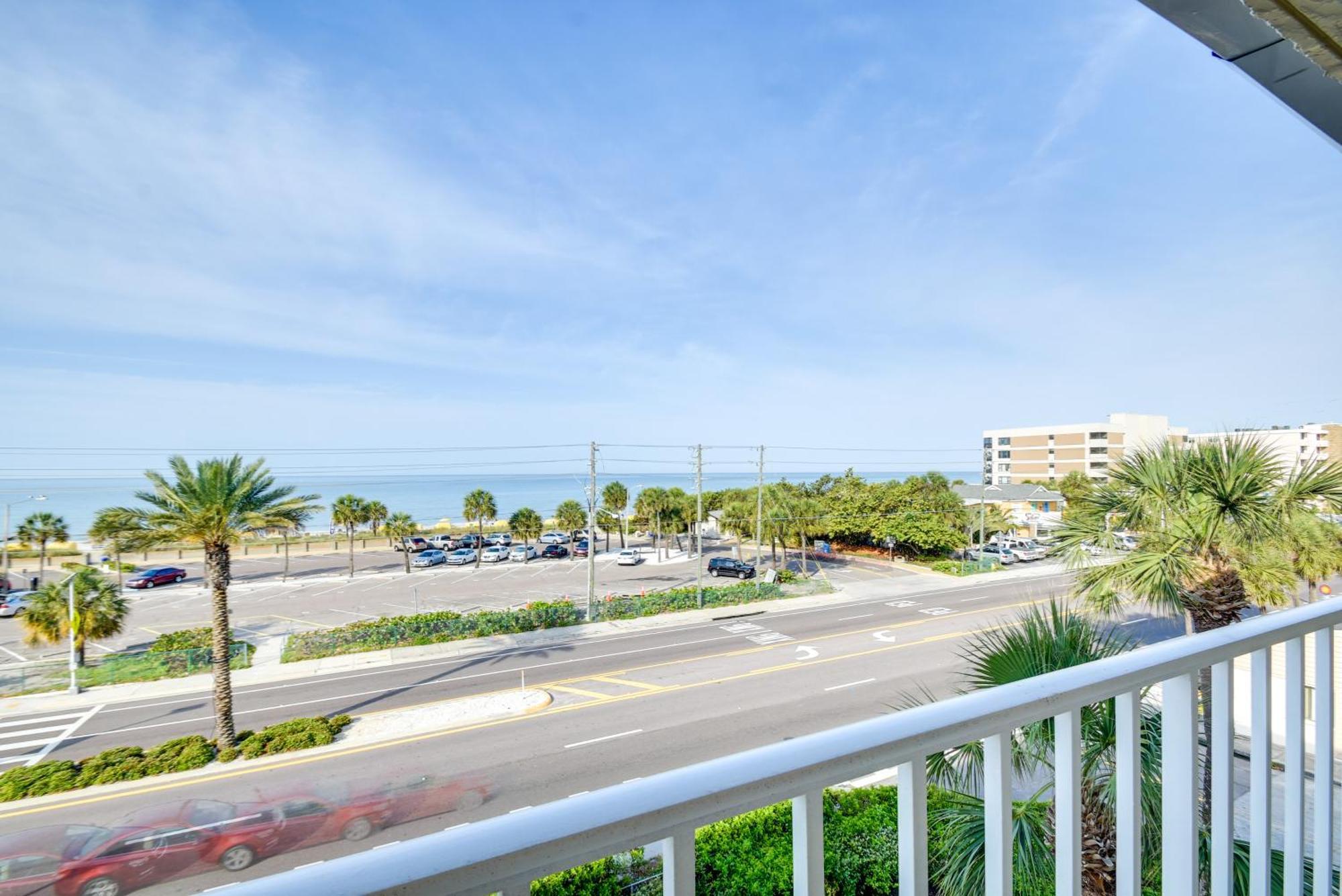 Apartment Coastal With Balcony Walk To Madeira Beach!