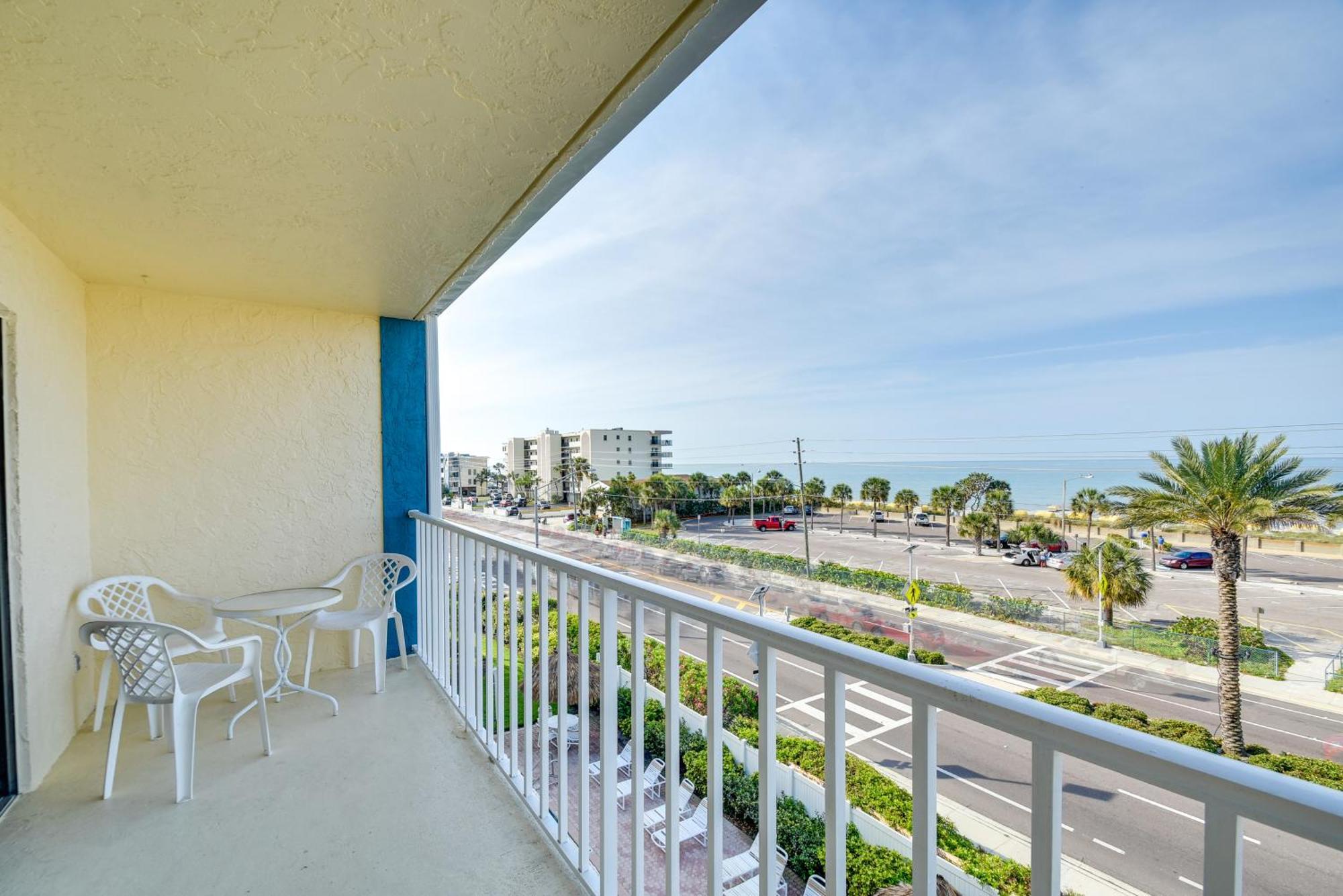 Coastal With Balcony Walk To Madeira Beach! Apartment *