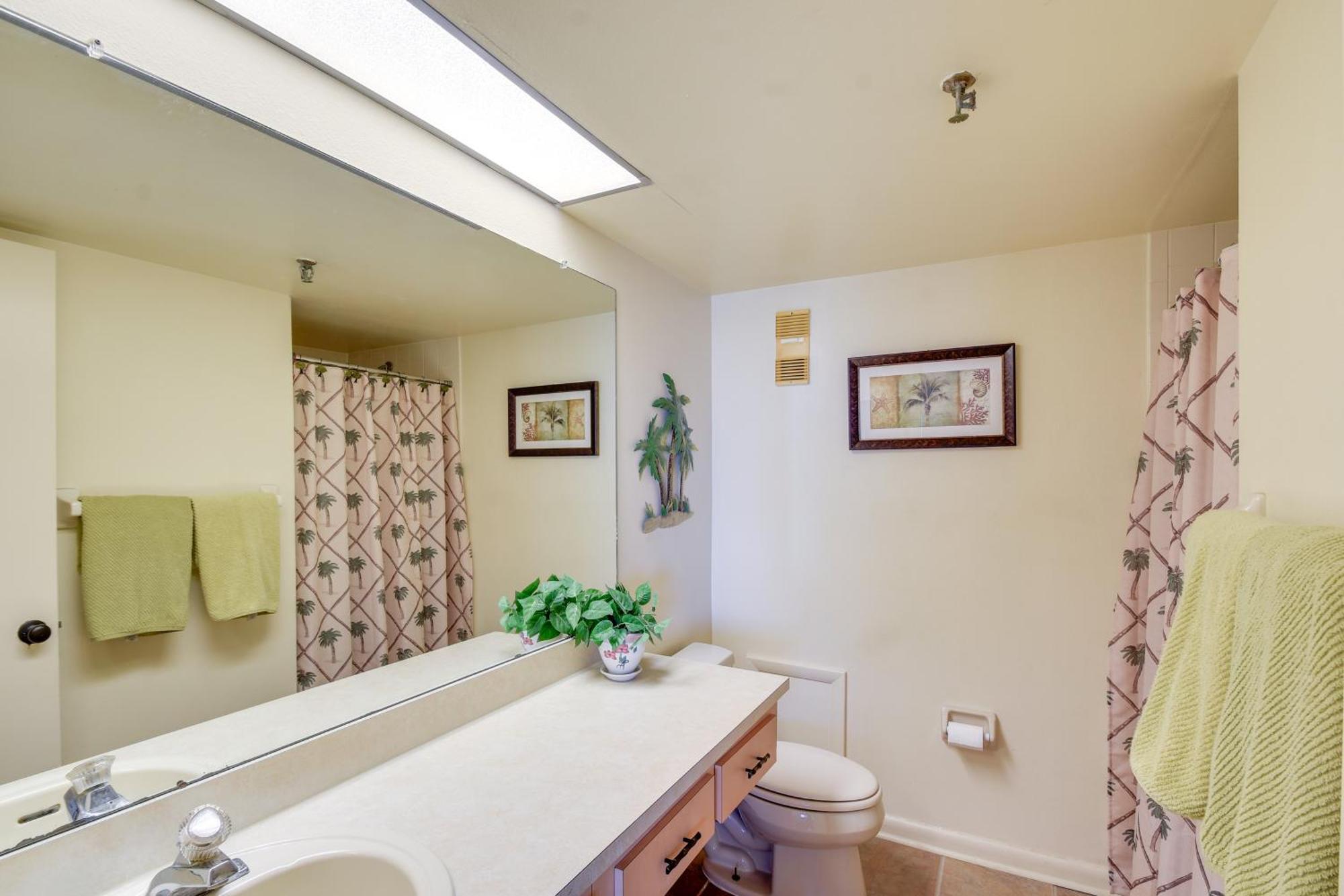 Apartment Coastal With Balcony Walk To Madeira Beach! *