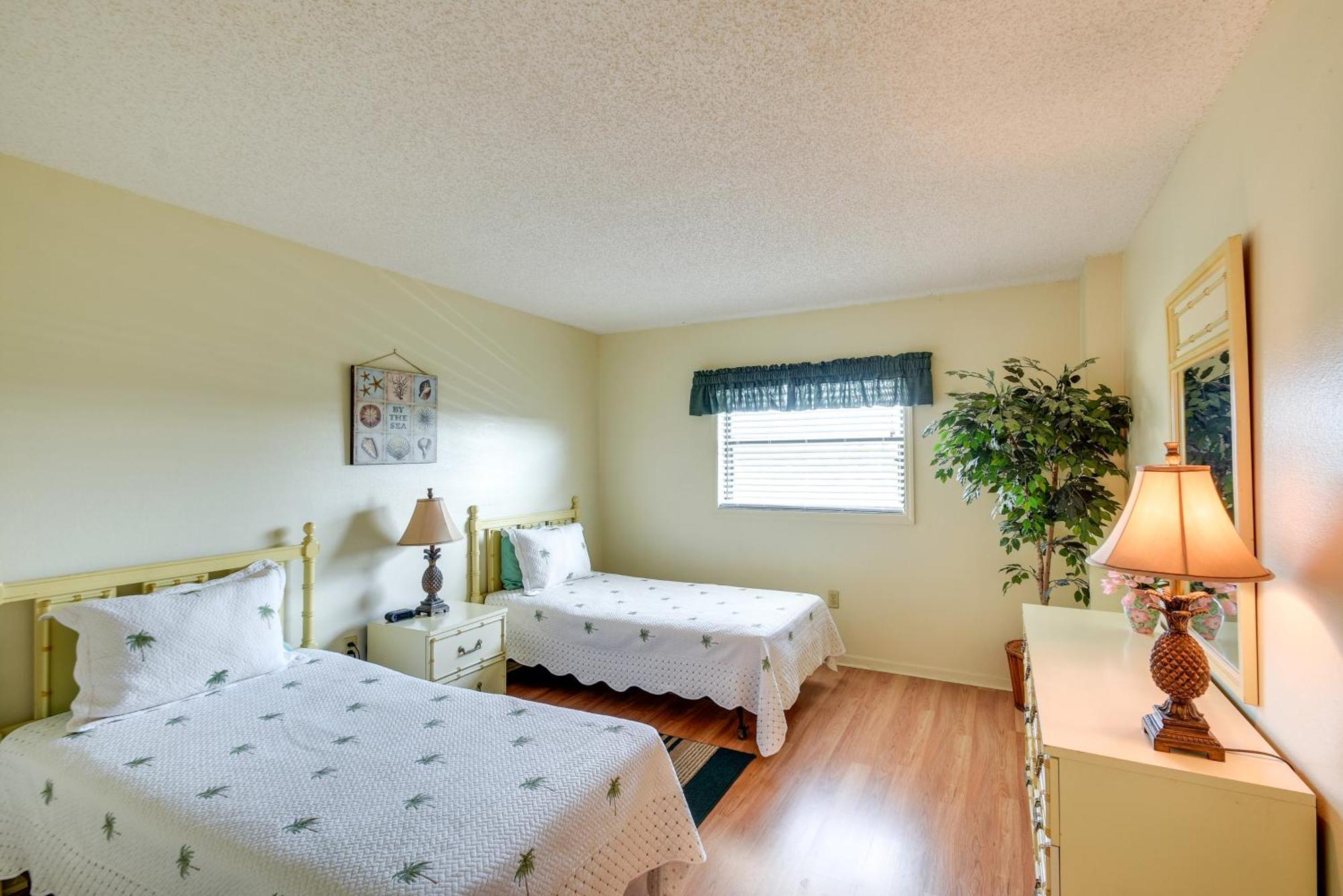 Apartment Coastal With Balcony Walk To Madeira Beach! St. Pete Beach