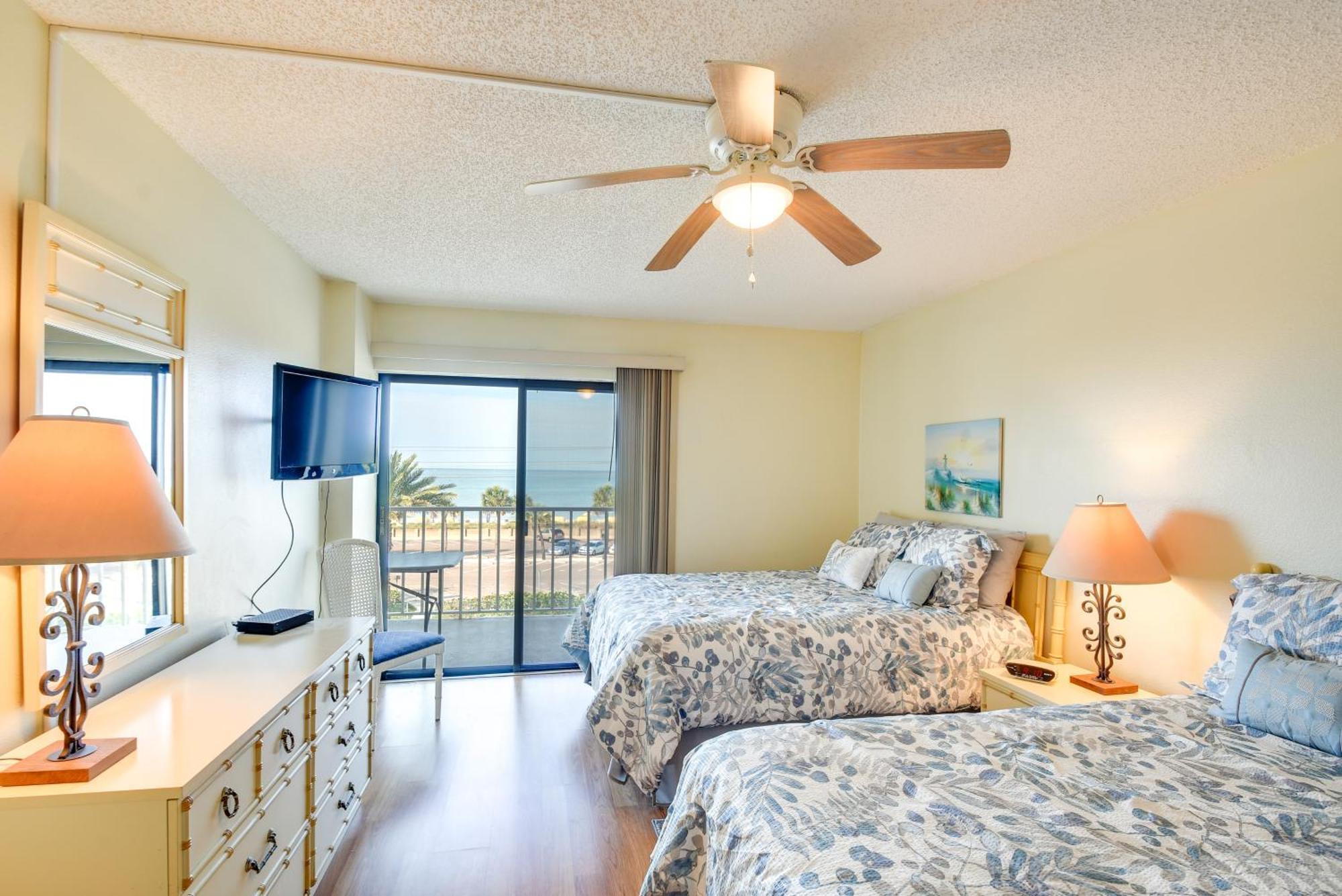 Coastal With Balcony Walk To Madeira Beach!