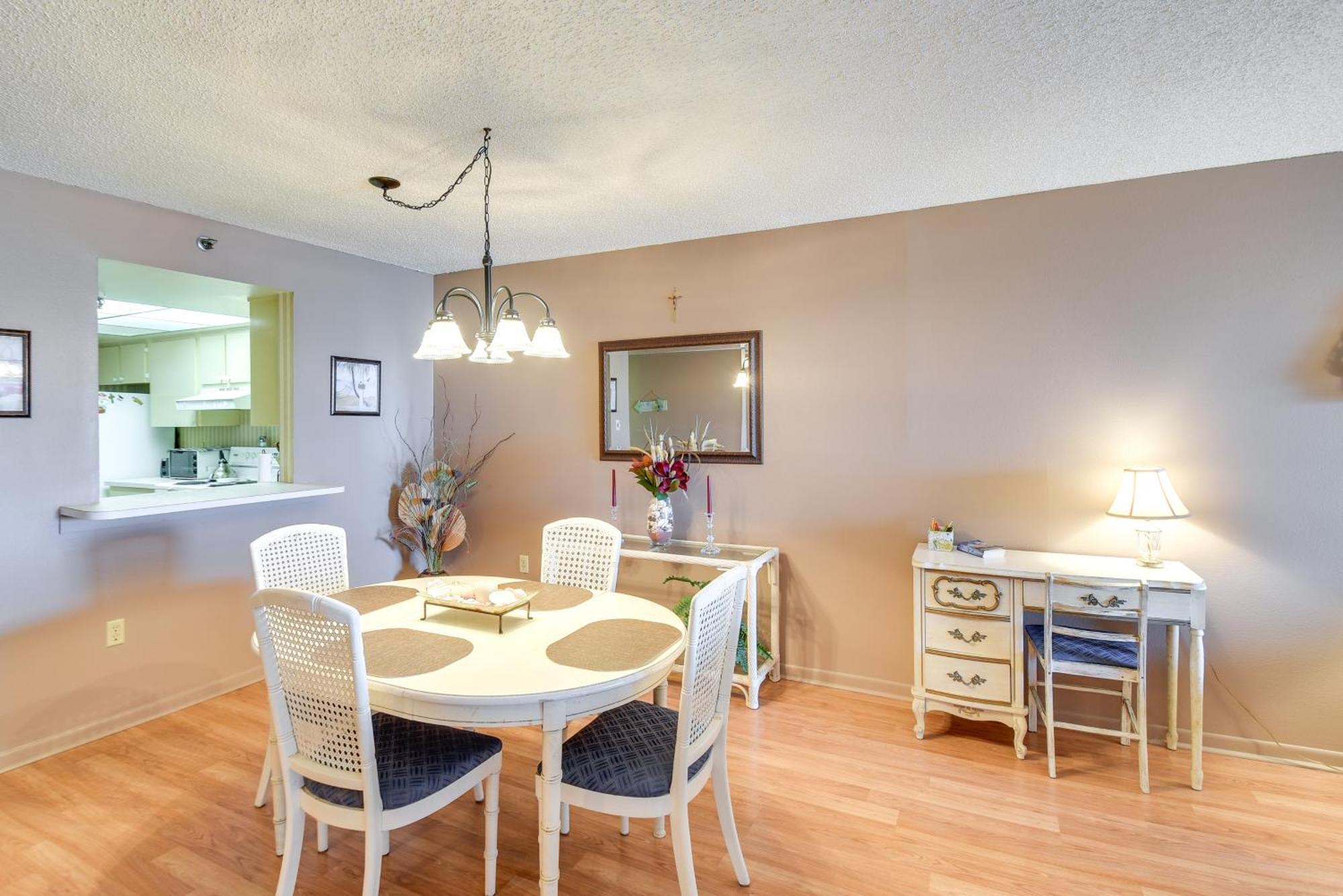 Coastal With Balcony Walk To Madeira Beach! Apartment