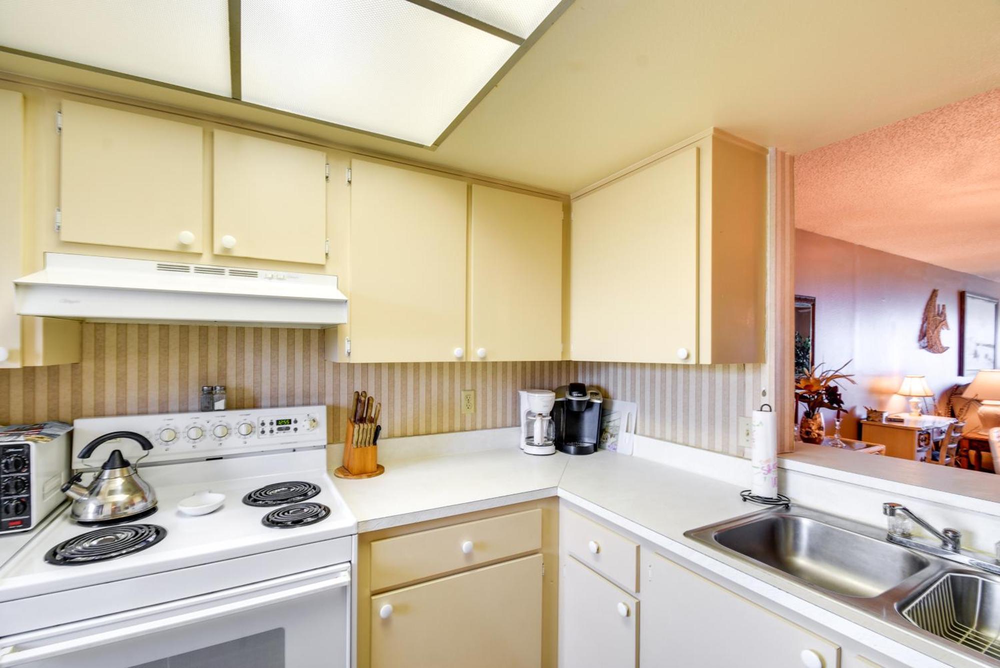 Apartment Coastal With Balcony Walk To Madeira Beach!
