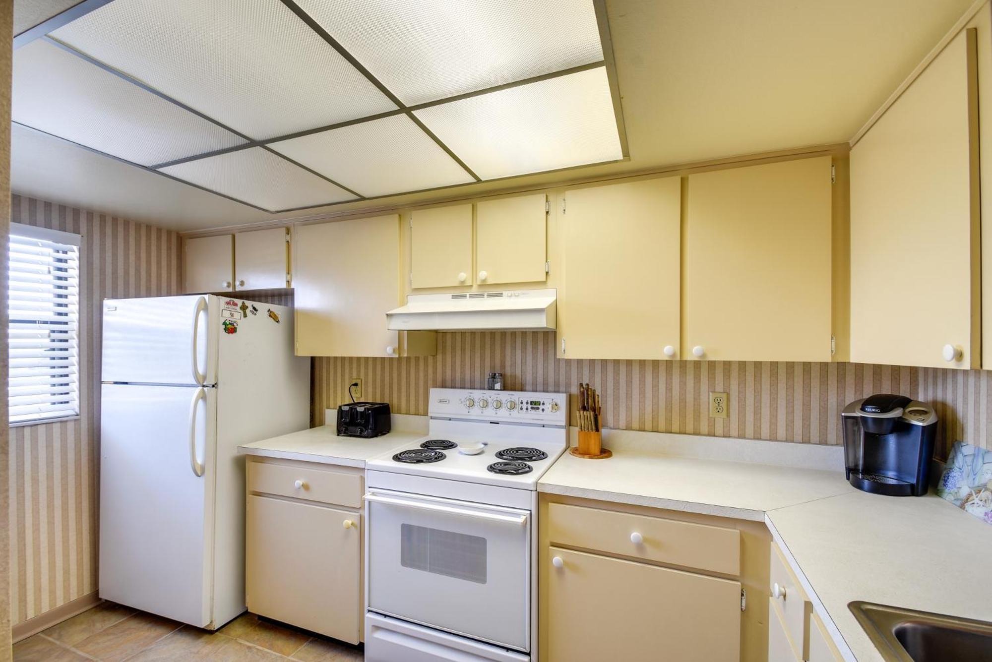 Apartment Coastal With Balcony Walk To Madeira Beach! *