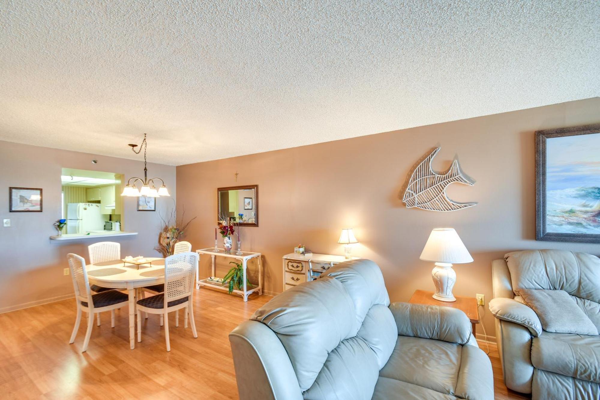Coastal With Balcony Walk To Madeira Beach! Apartment St. Pete Beach